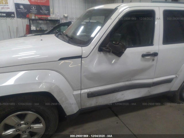 Photo 5 VIN: 1C4PJMAK1CW121544 - JEEP LIBERTY 