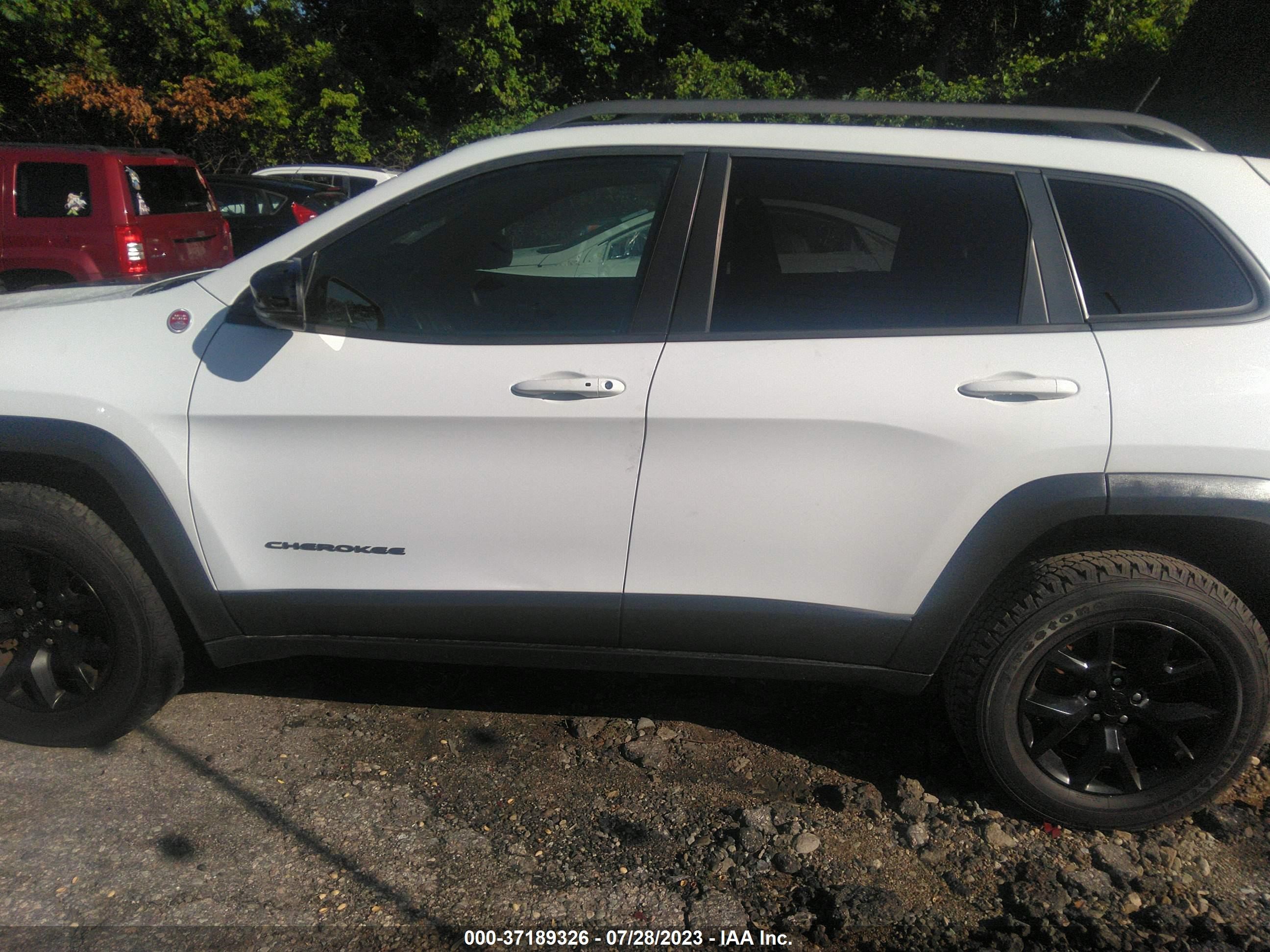 Photo 13 VIN: 1C4PJMBS8FW674677 - JEEP CHEROKEE 