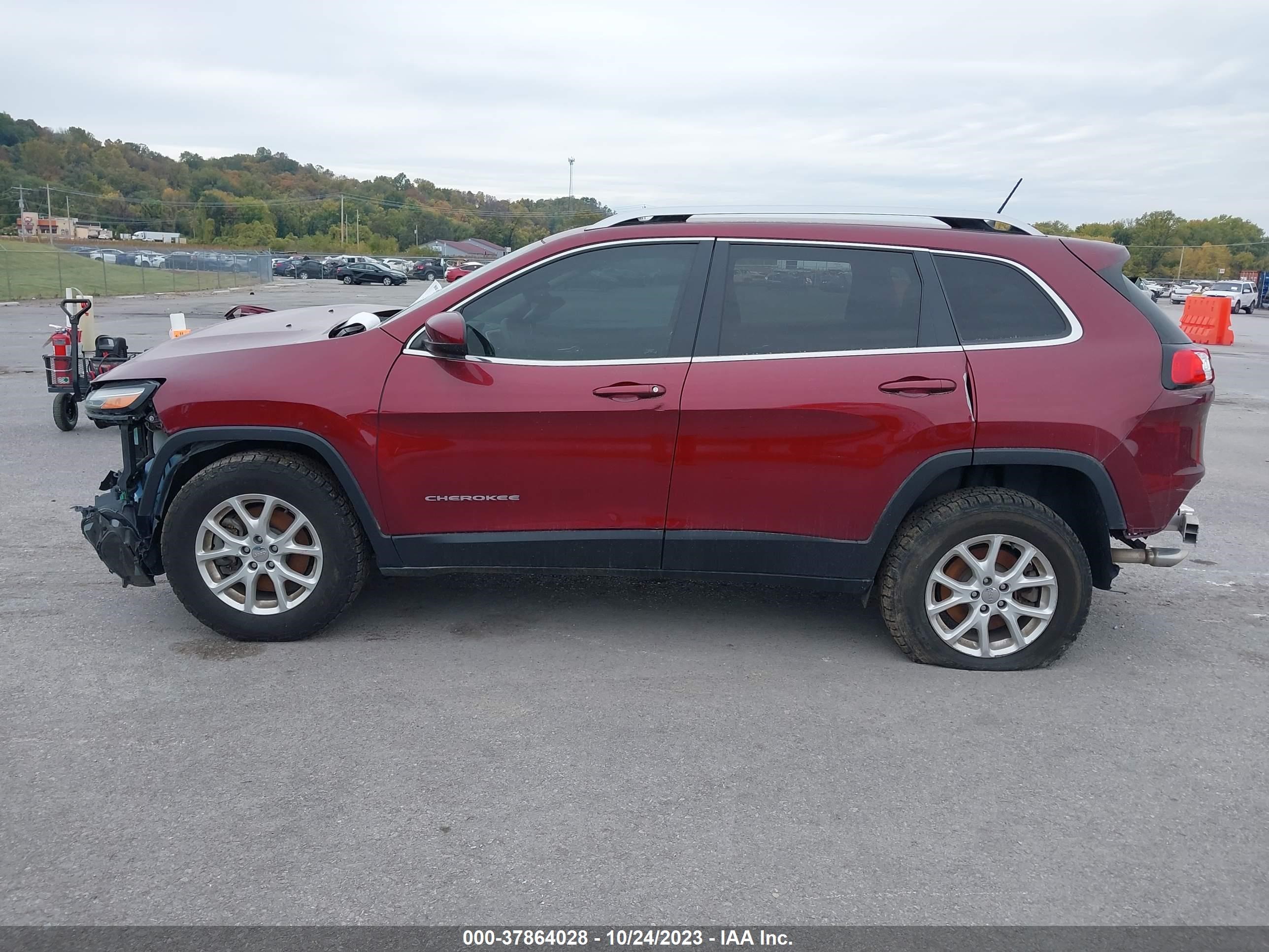 Photo 12 VIN: 1C4PJMCB3JD603163 - JEEP CHEROKEE 