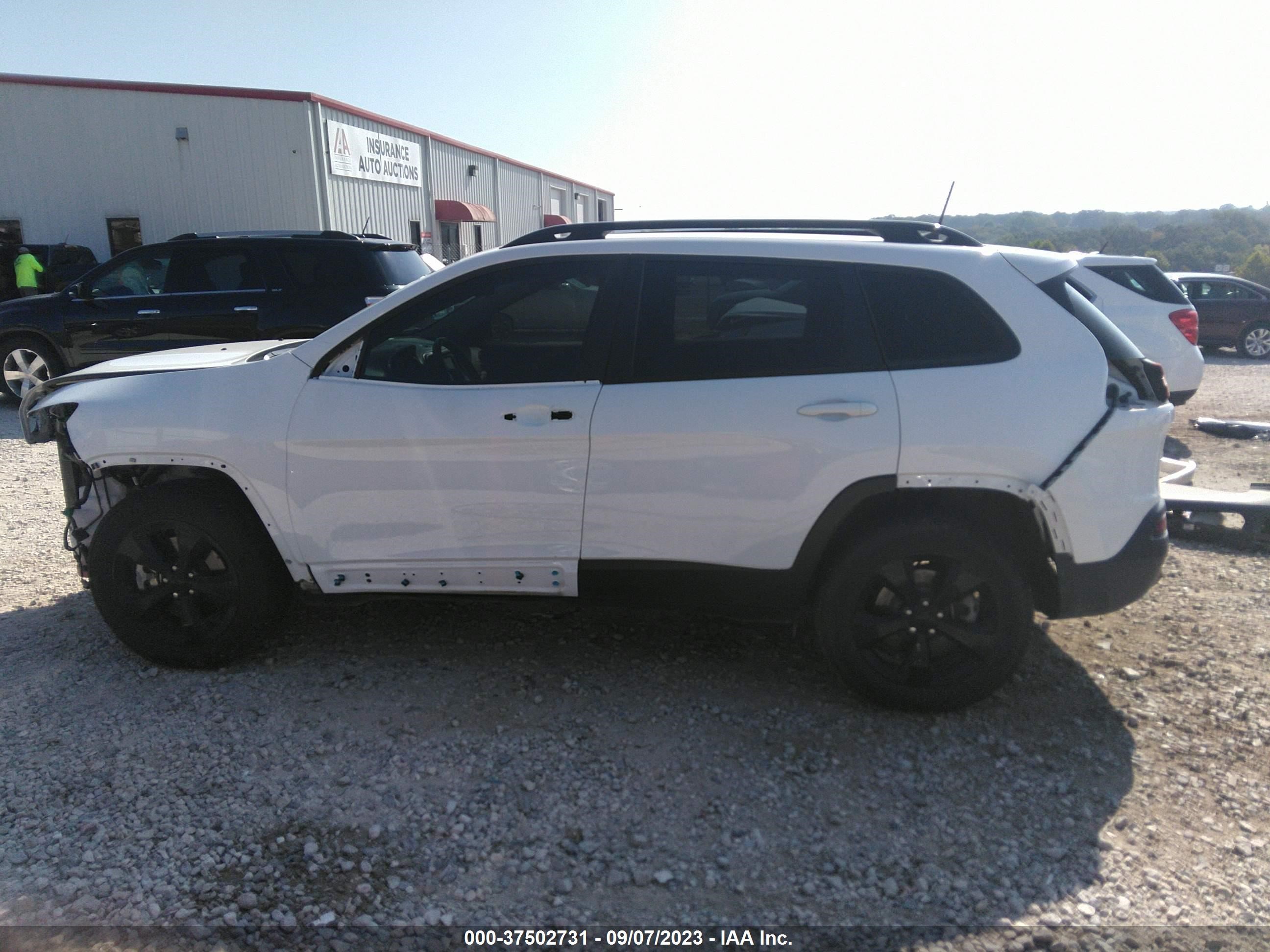 Photo 14 VIN: 1C4PJMCB7JD506189 - JEEP CHEROKEE 