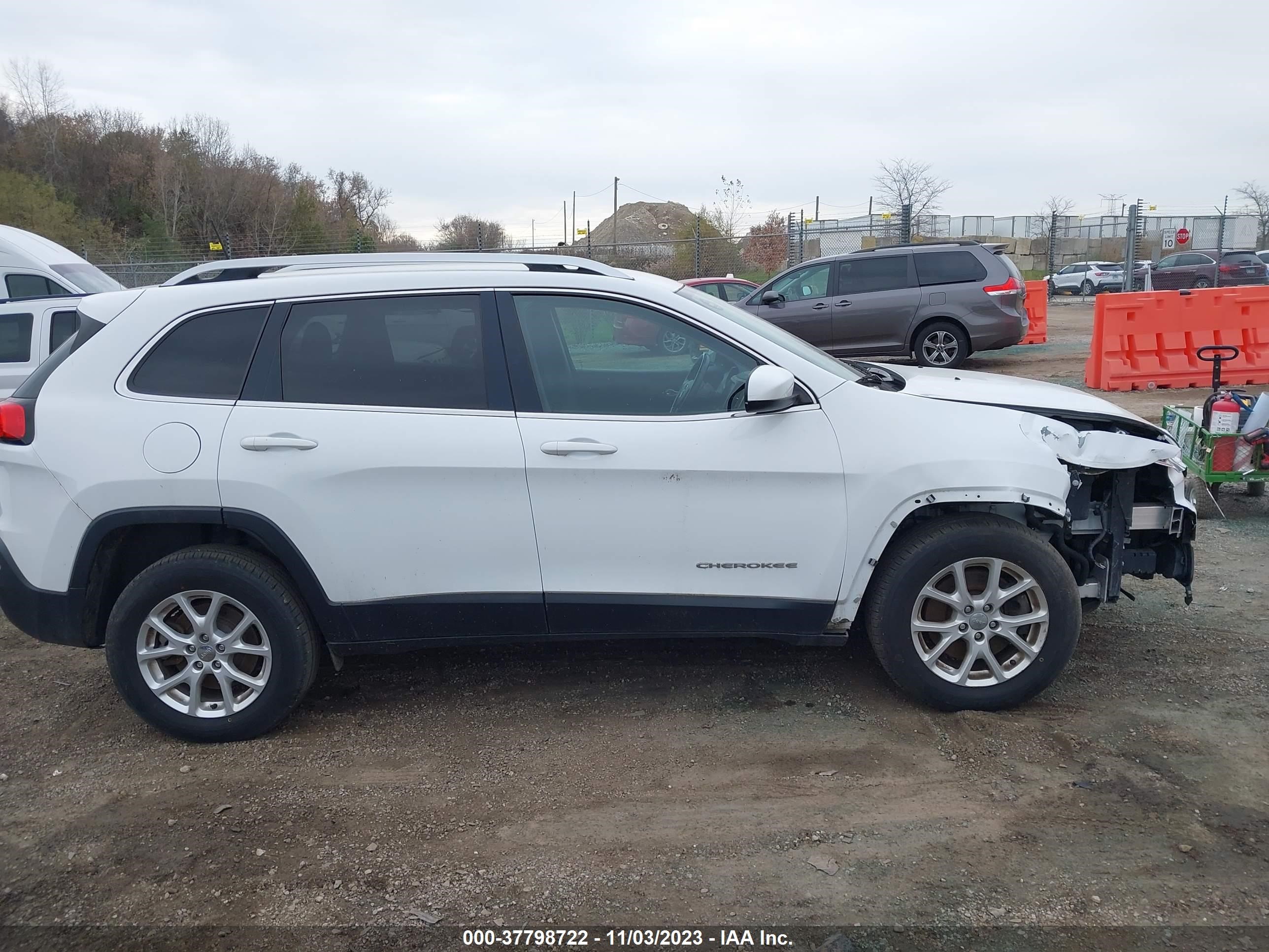 Photo 12 VIN: 1C4PJMCB8HW576282 - JEEP CHEROKEE 