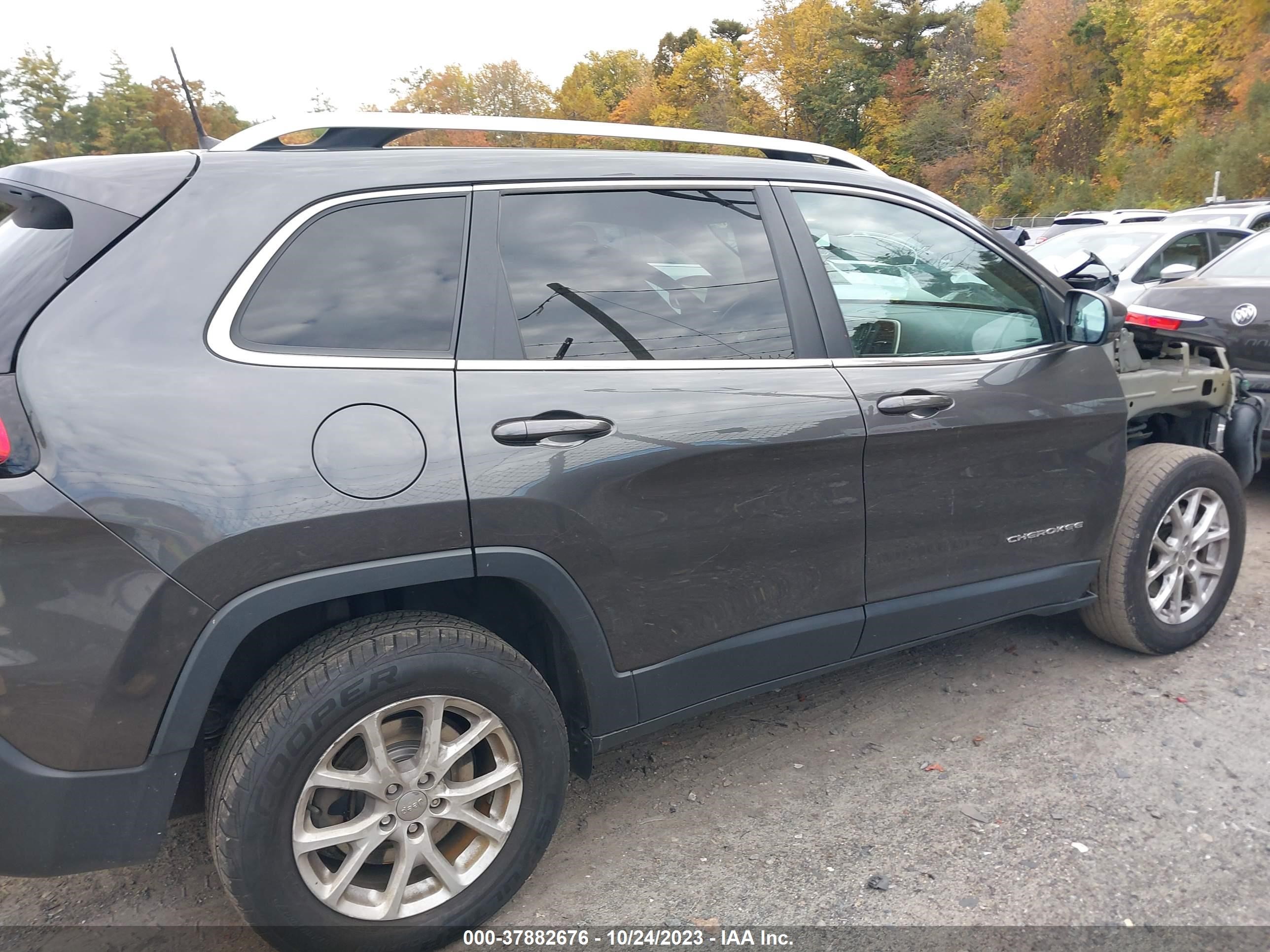 Photo 13 VIN: 1C4PJMCS5GW331566 - JEEP CHEROKEE 