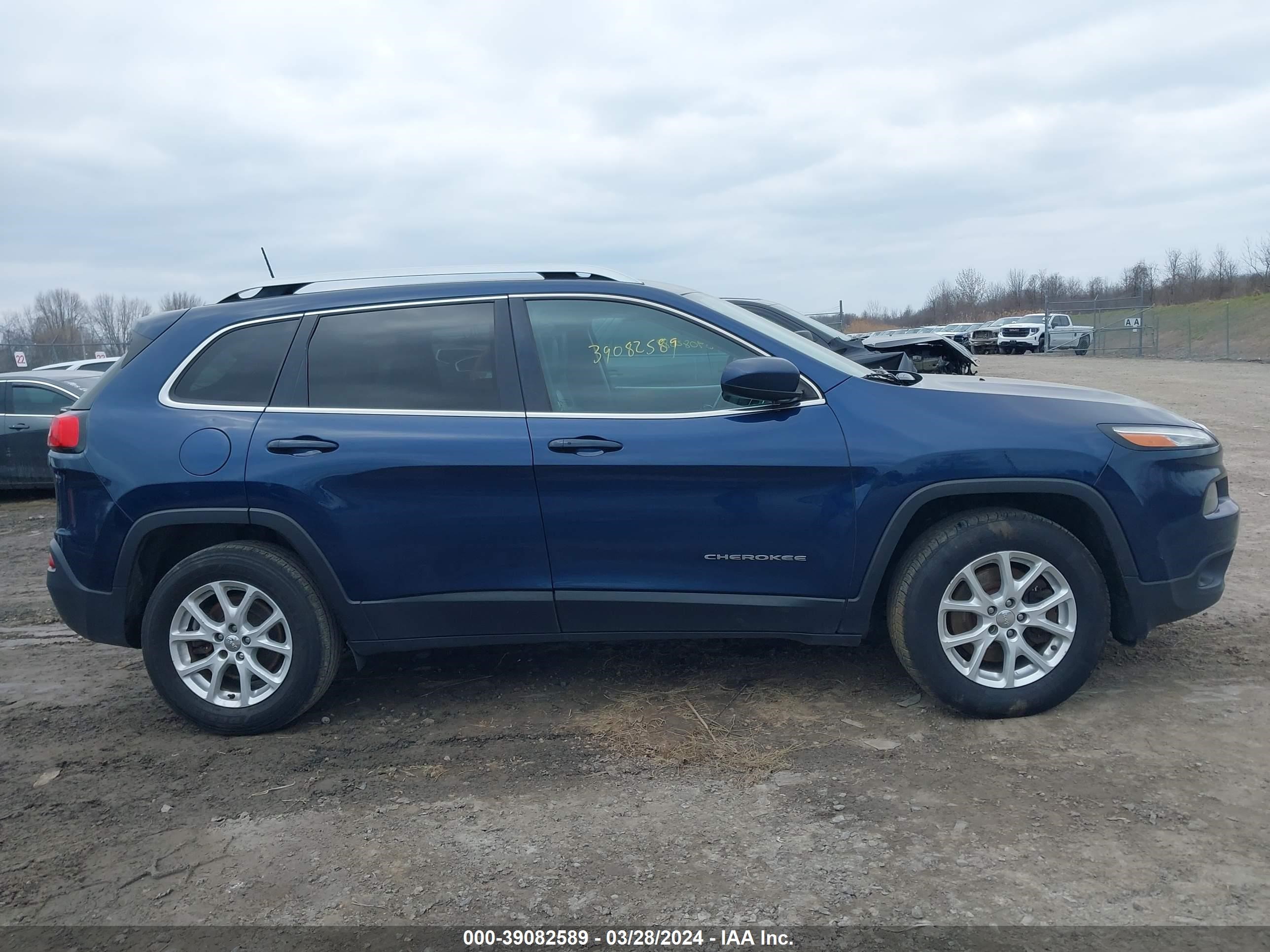 Photo 12 VIN: 1C4PJMLB9JD530607 - JEEP CHEROKEE 