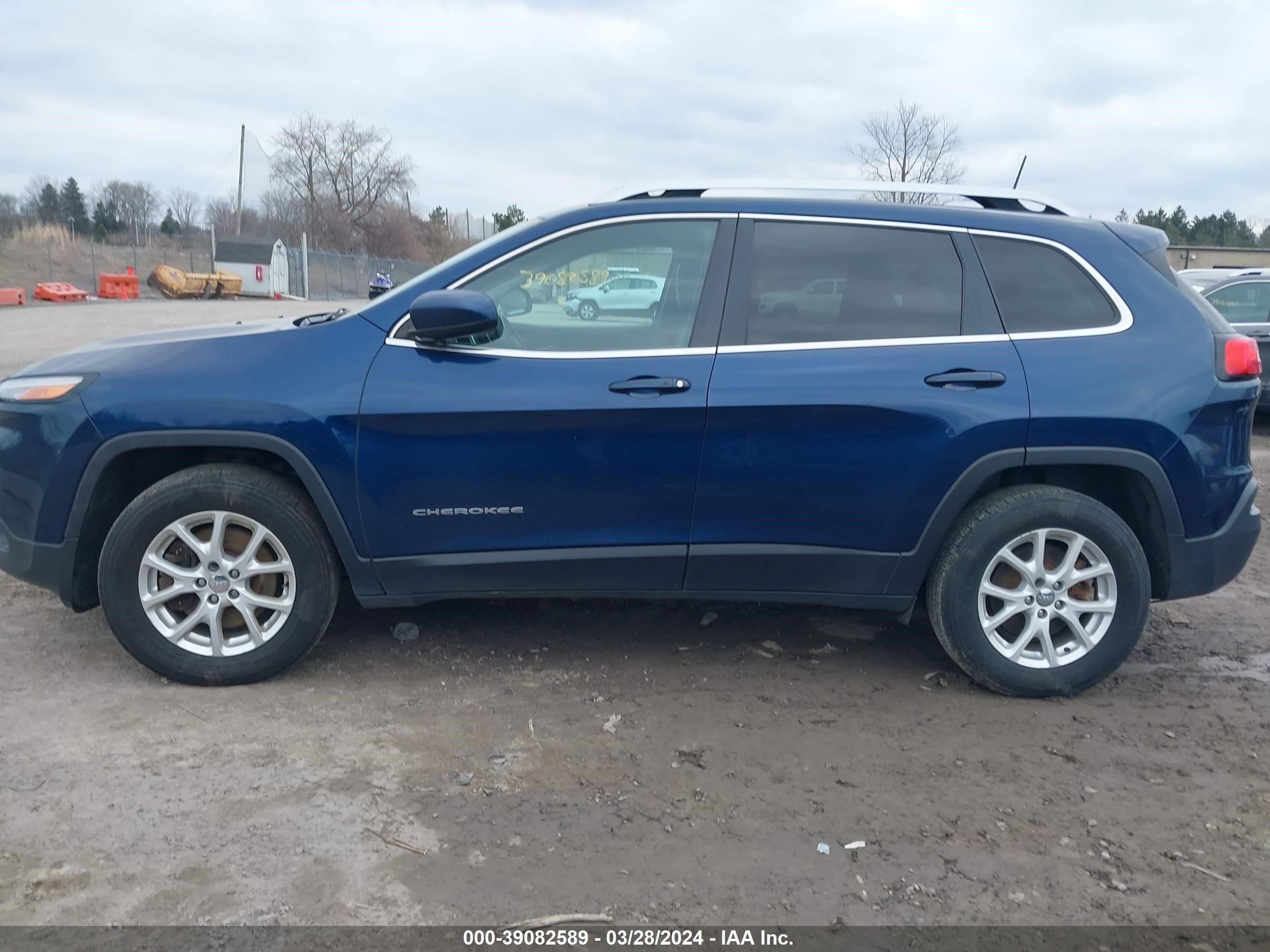 Photo 13 VIN: 1C4PJMLB9JD530607 - JEEP CHEROKEE 