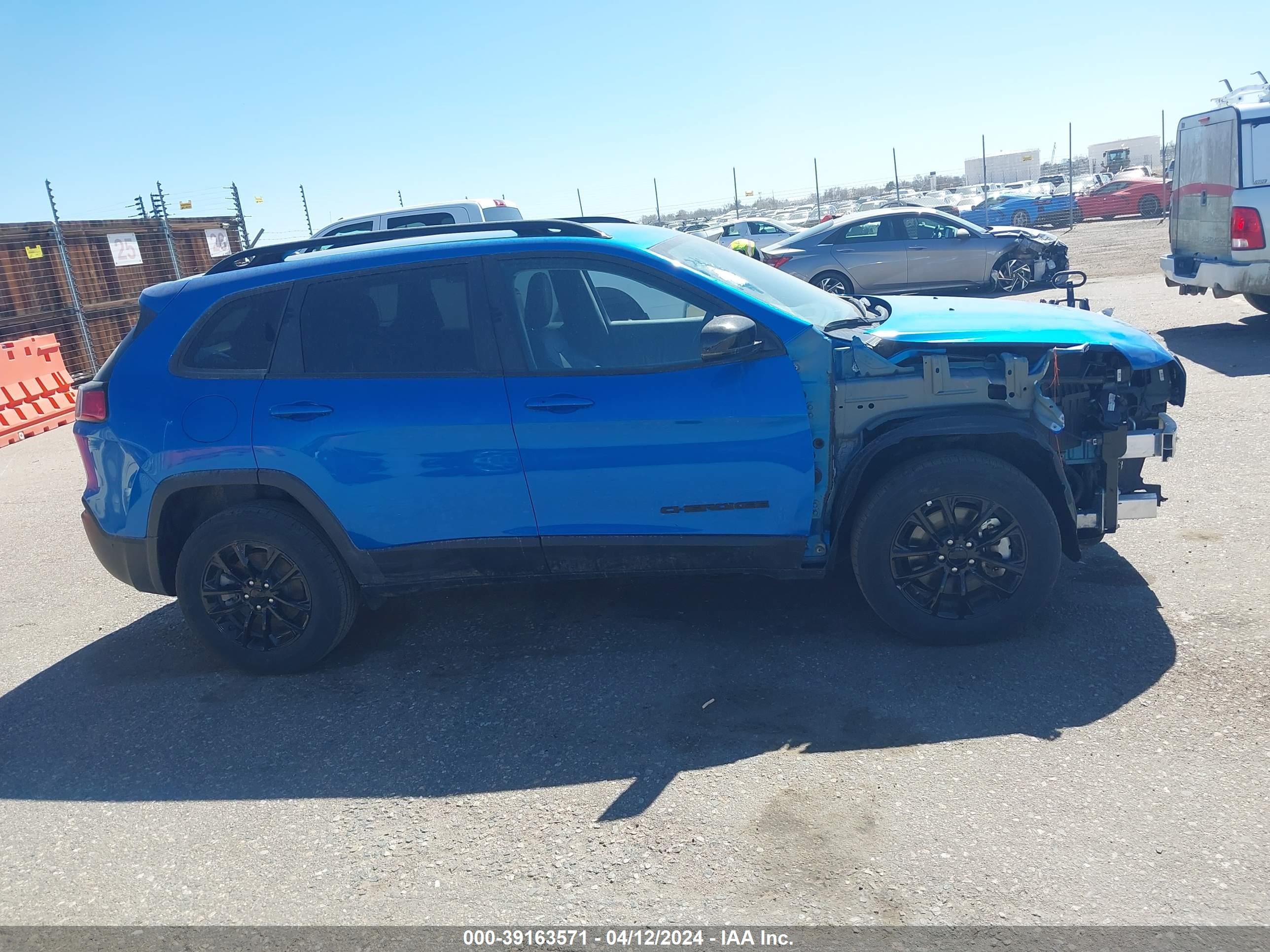 Photo 12 VIN: 1C4PJMMB5PD112343 - JEEP CHEROKEE 