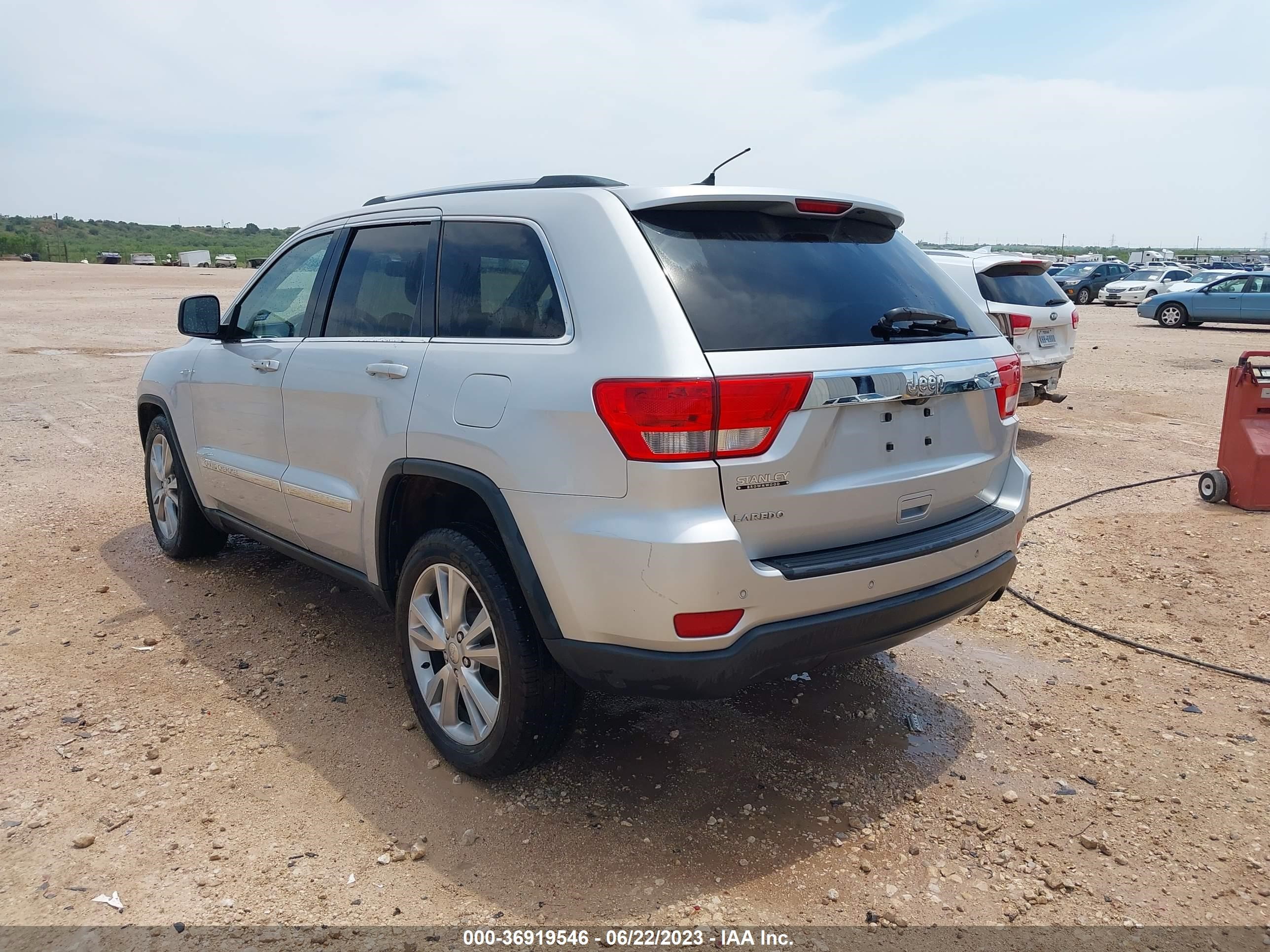 Photo 2 VIN: 1C4RJEAG3DC588347 - JEEP GRAND CHEROKEE 