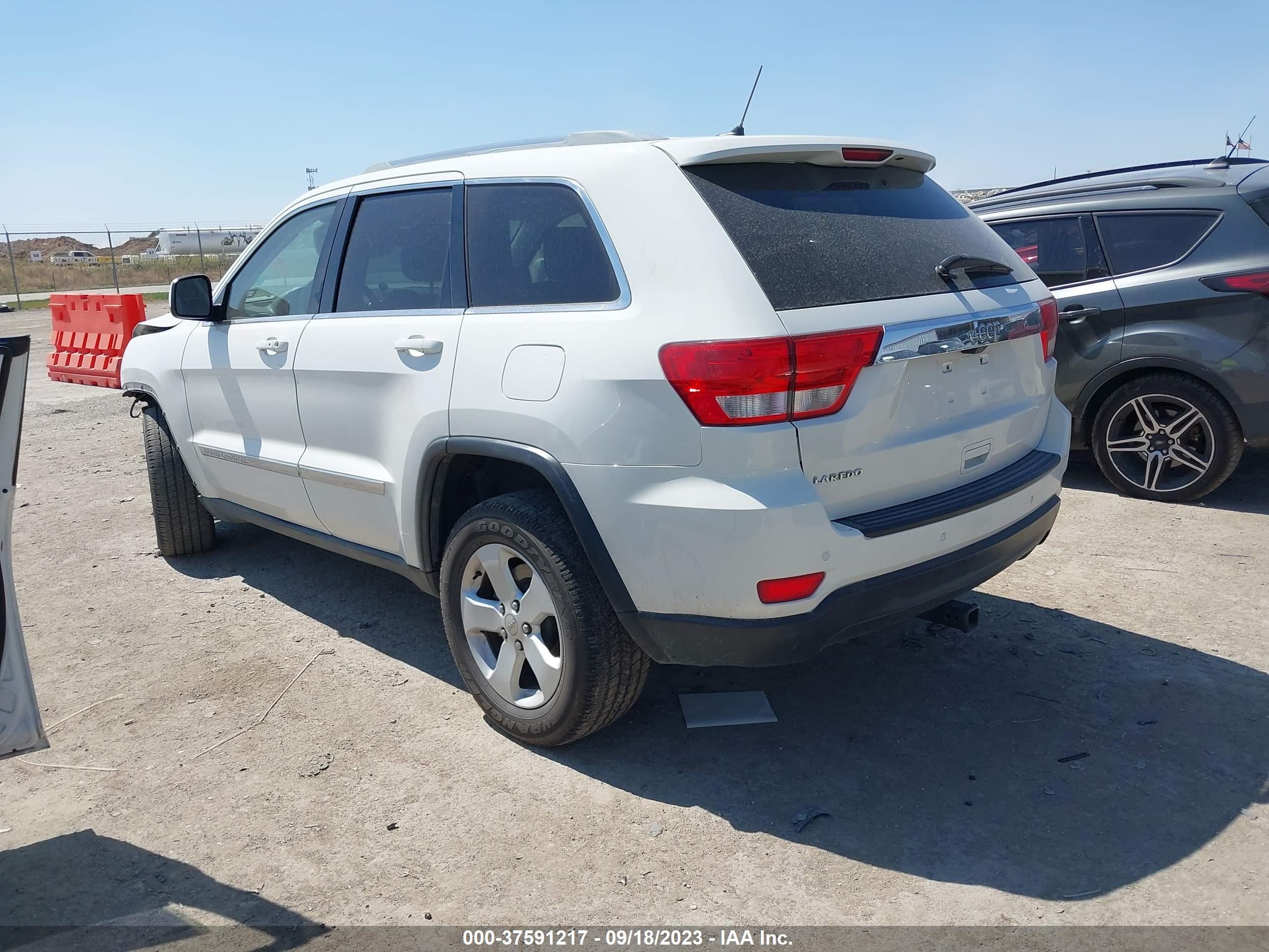 Photo 2 VIN: 1C4RJEAGXCC152142 - JEEP GRAND CHEROKEE 