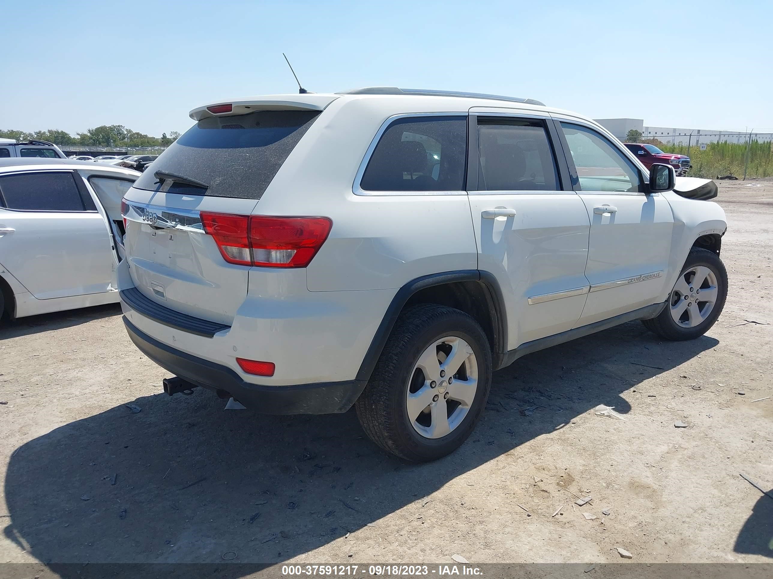 Photo 3 VIN: 1C4RJEAGXCC152142 - JEEP GRAND CHEROKEE 