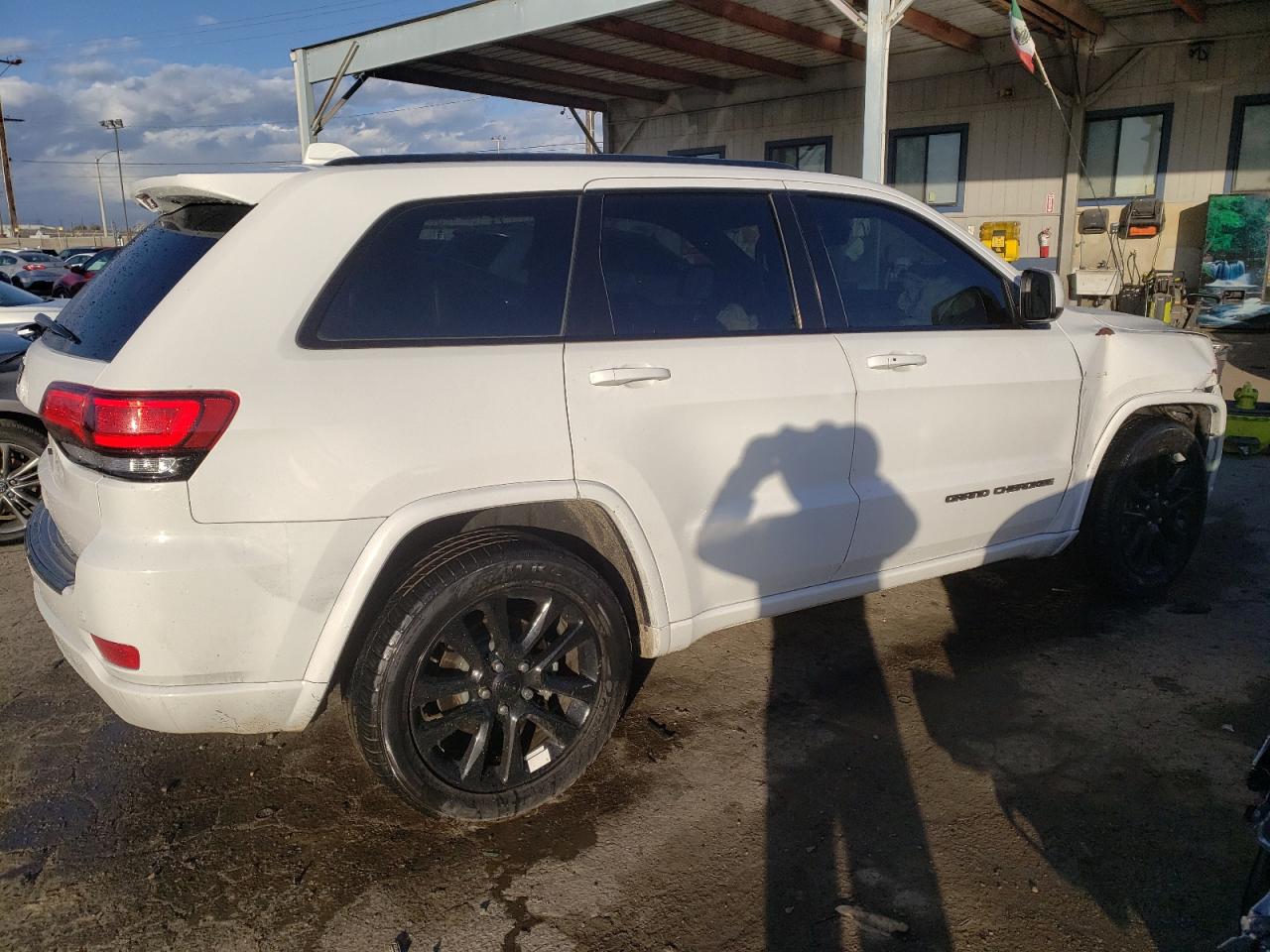 Photo 2 VIN: 1C4RJEAGXJC392563 - JEEP GRAND CHEROKEE 