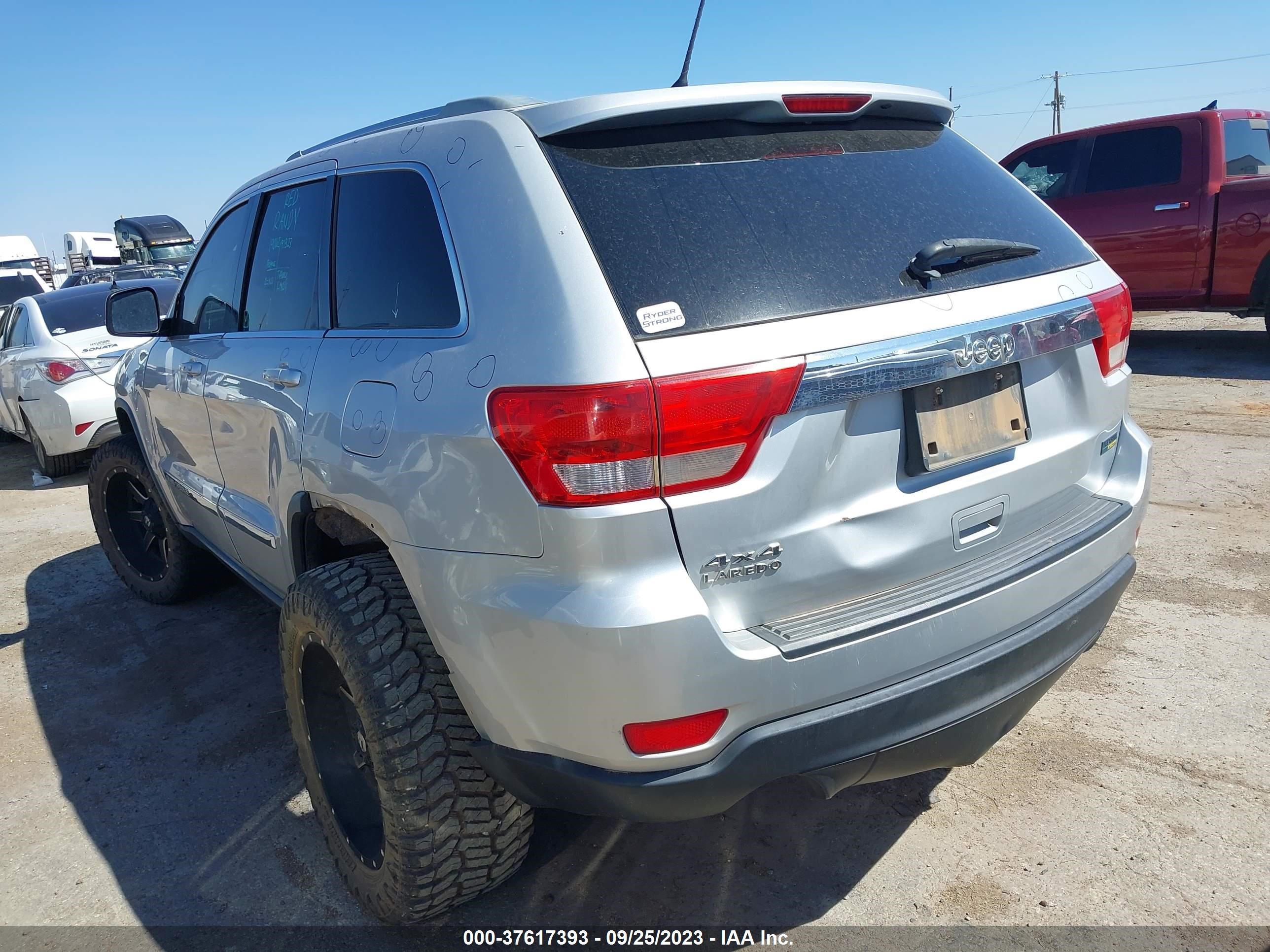 Photo 2 VIN: 1C4RJFAG2CC223677 - JEEP GRAND CHEROKEE 