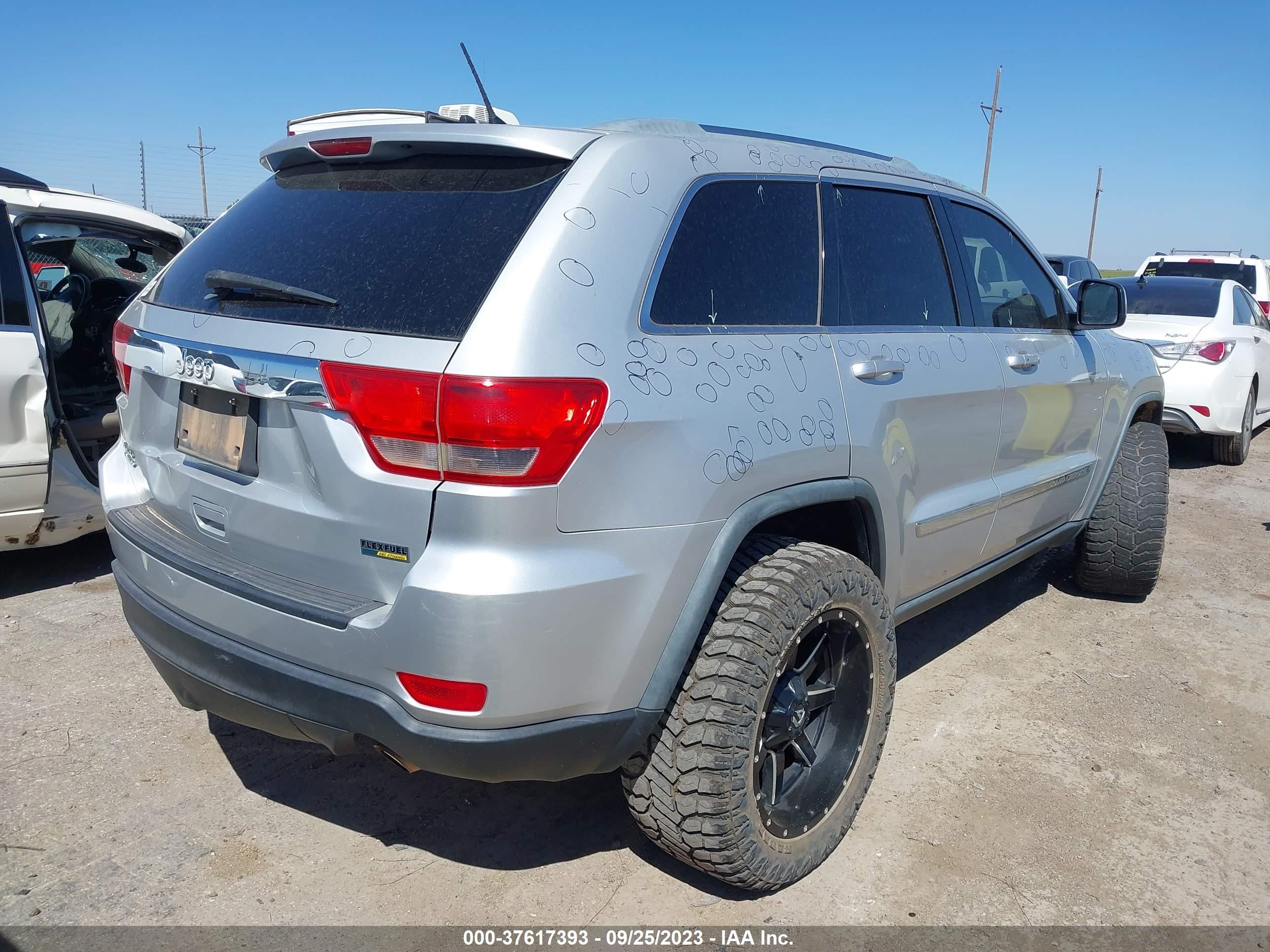 Photo 3 VIN: 1C4RJFAG2CC223677 - JEEP GRAND CHEROKEE 