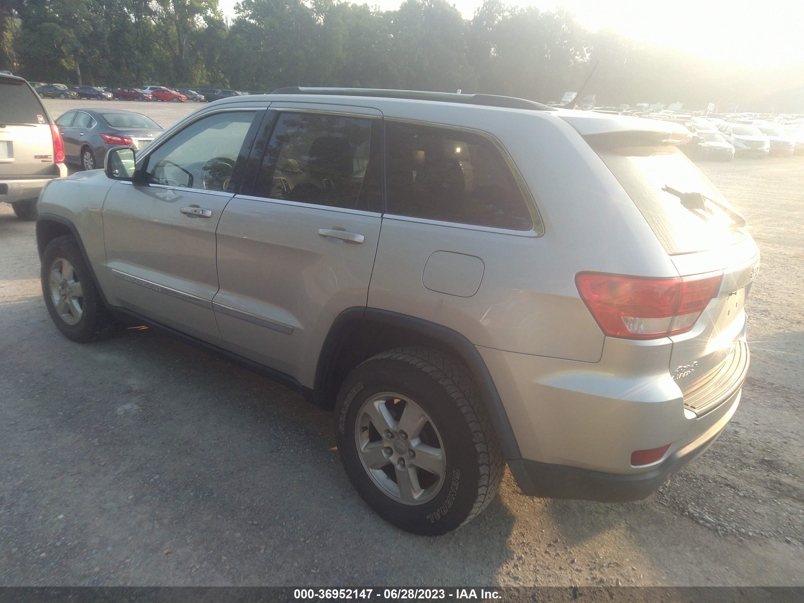 Photo 2 VIN: 1C4RJFAG2DC543101 - JEEP GRAND CHEROKEE 