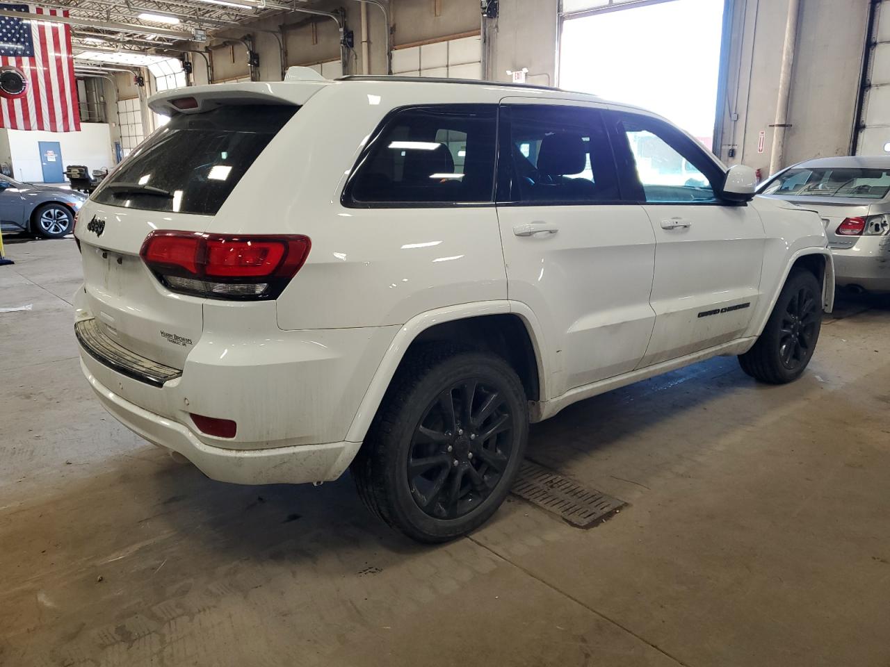 Photo 2 VIN: 1C4RJFAG6JC147751 - JEEP GRAND CHEROKEE 