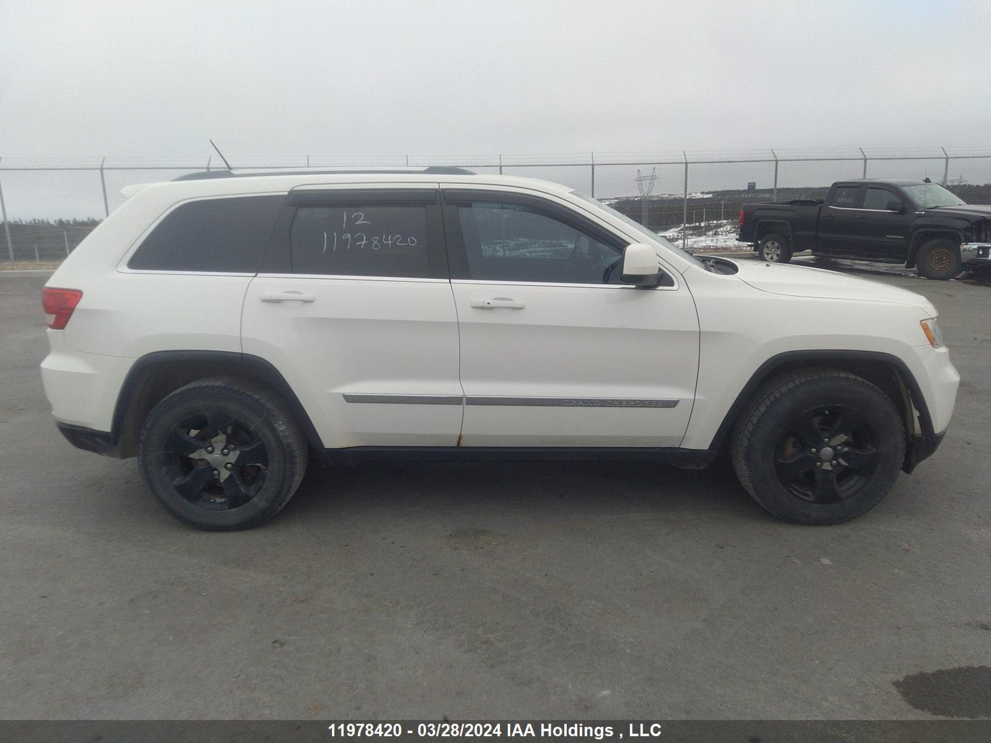 Photo 13 VIN: 1C4RJFAG7CC217003 - JEEP GRAND CHEROKEE 