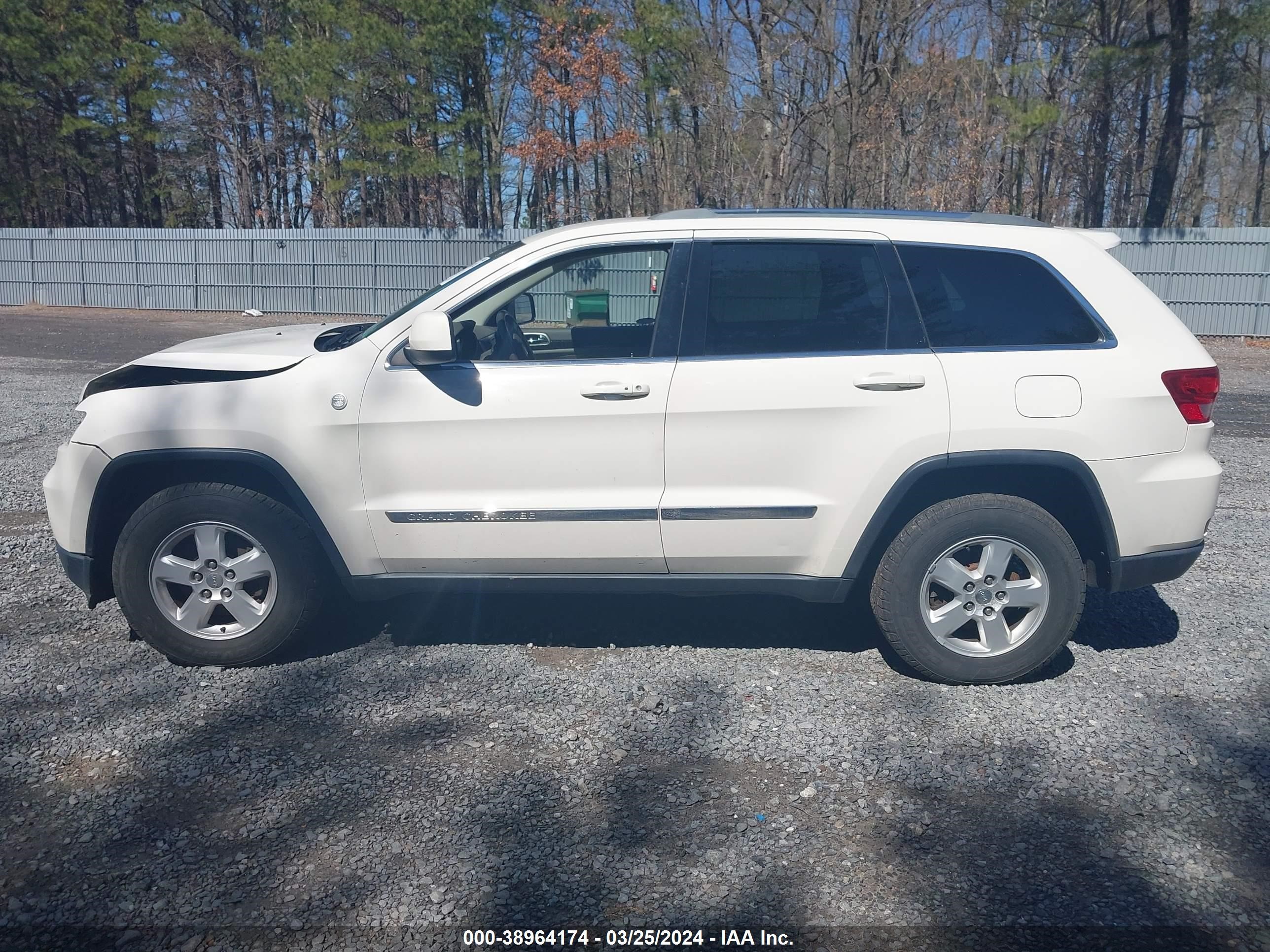 Photo 13 VIN: 1C4RJFAG7CC230950 - JEEP GRAND CHEROKEE 