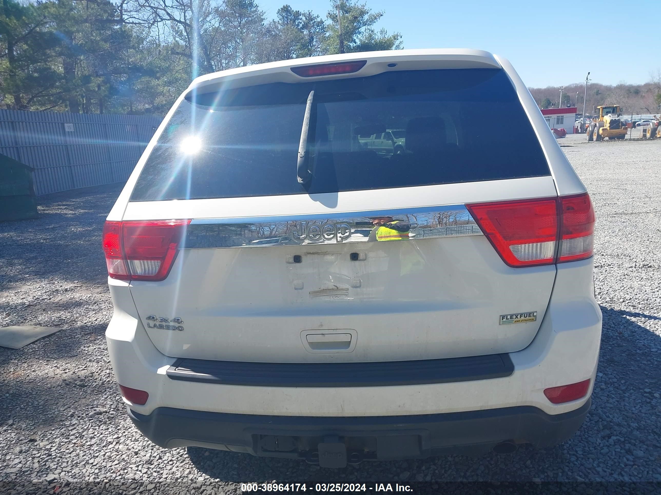 Photo 15 VIN: 1C4RJFAG7CC230950 - JEEP GRAND CHEROKEE 