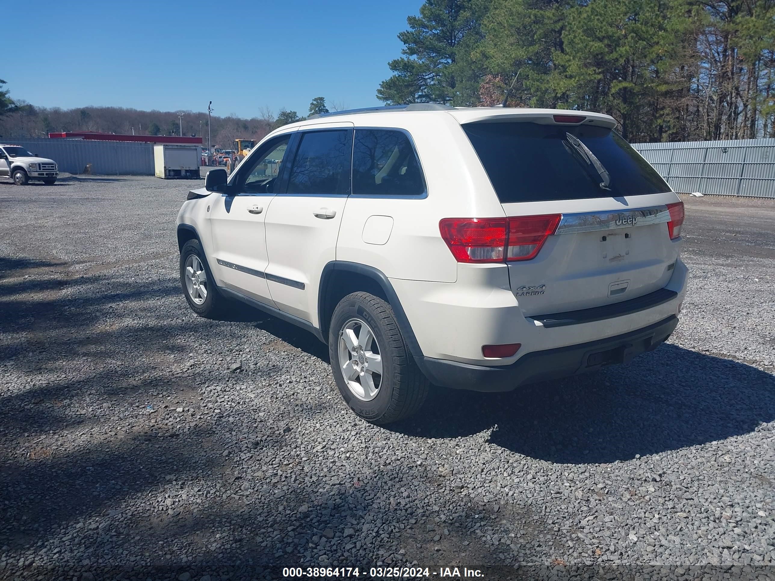 Photo 2 VIN: 1C4RJFAG7CC230950 - JEEP GRAND CHEROKEE 