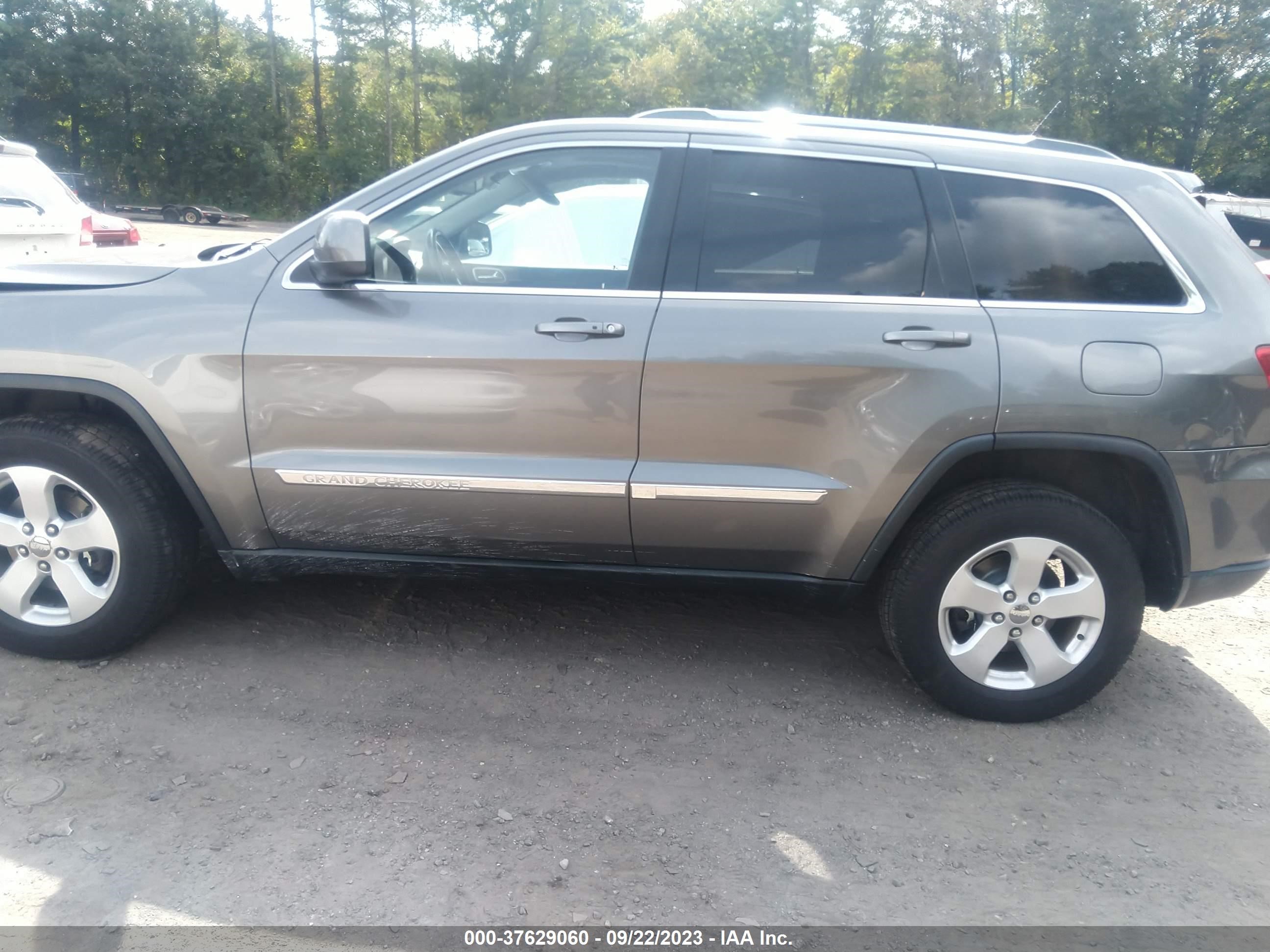 Photo 13 VIN: 1C4RJFAG7CC273054 - JEEP GRAND CHEROKEE 