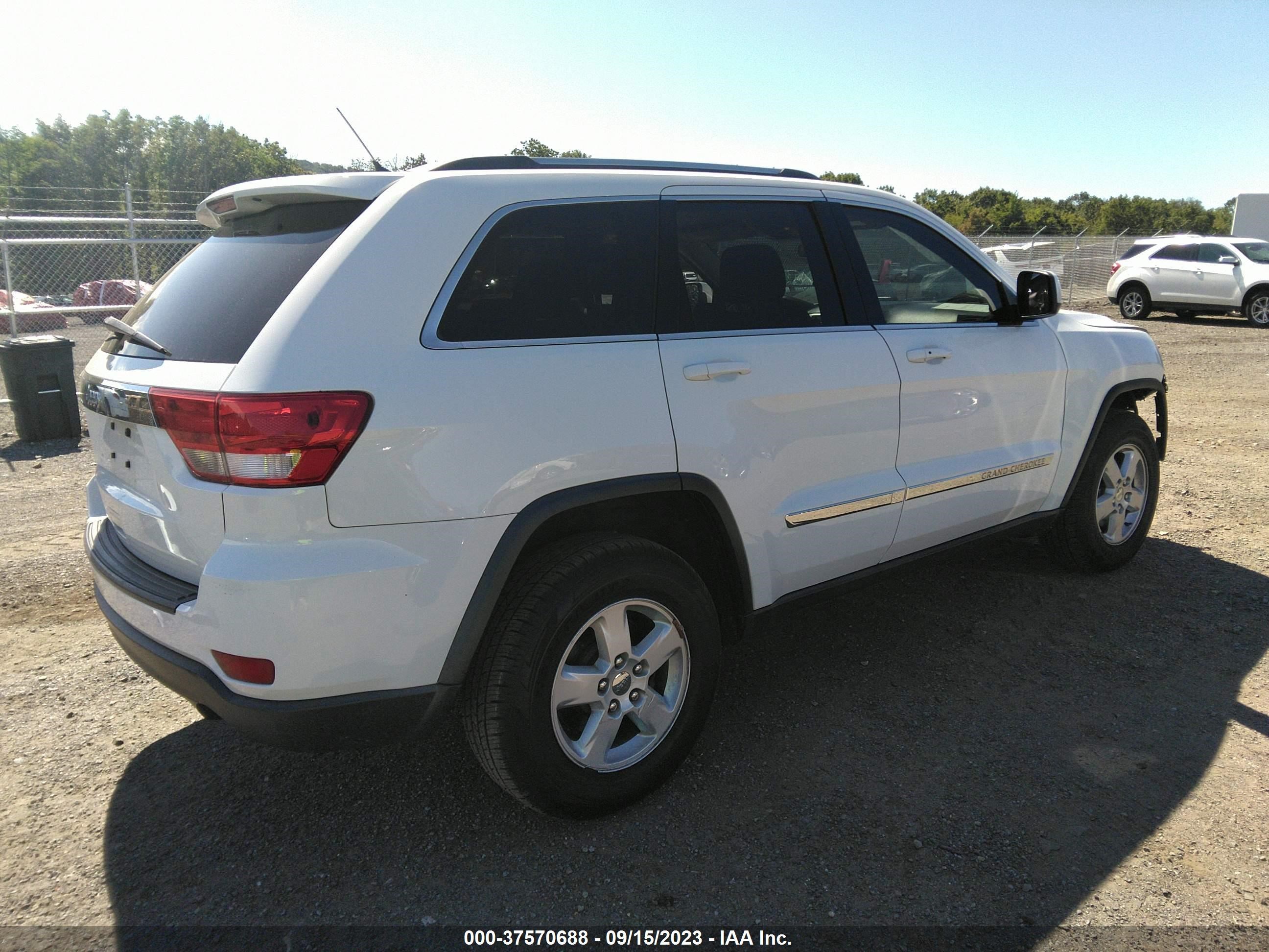 Photo 3 VIN: 1C4RJFAG9DC619834 - JEEP GRAND CHEROKEE 