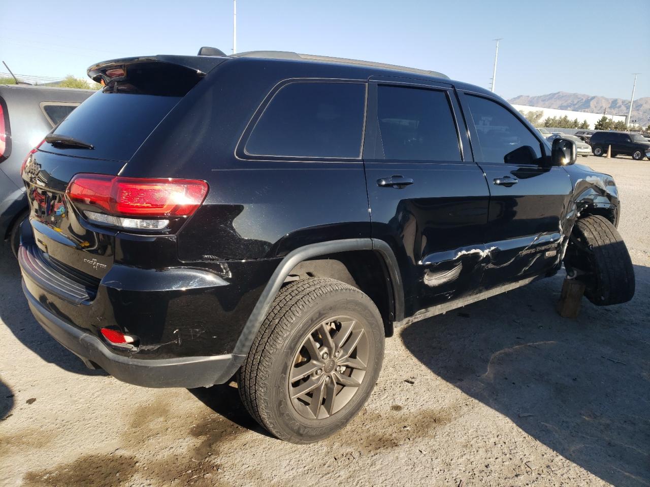 Photo 2 VIN: 1C4RJFAG9HC631875 - JEEP GRAND CHEROKEE 