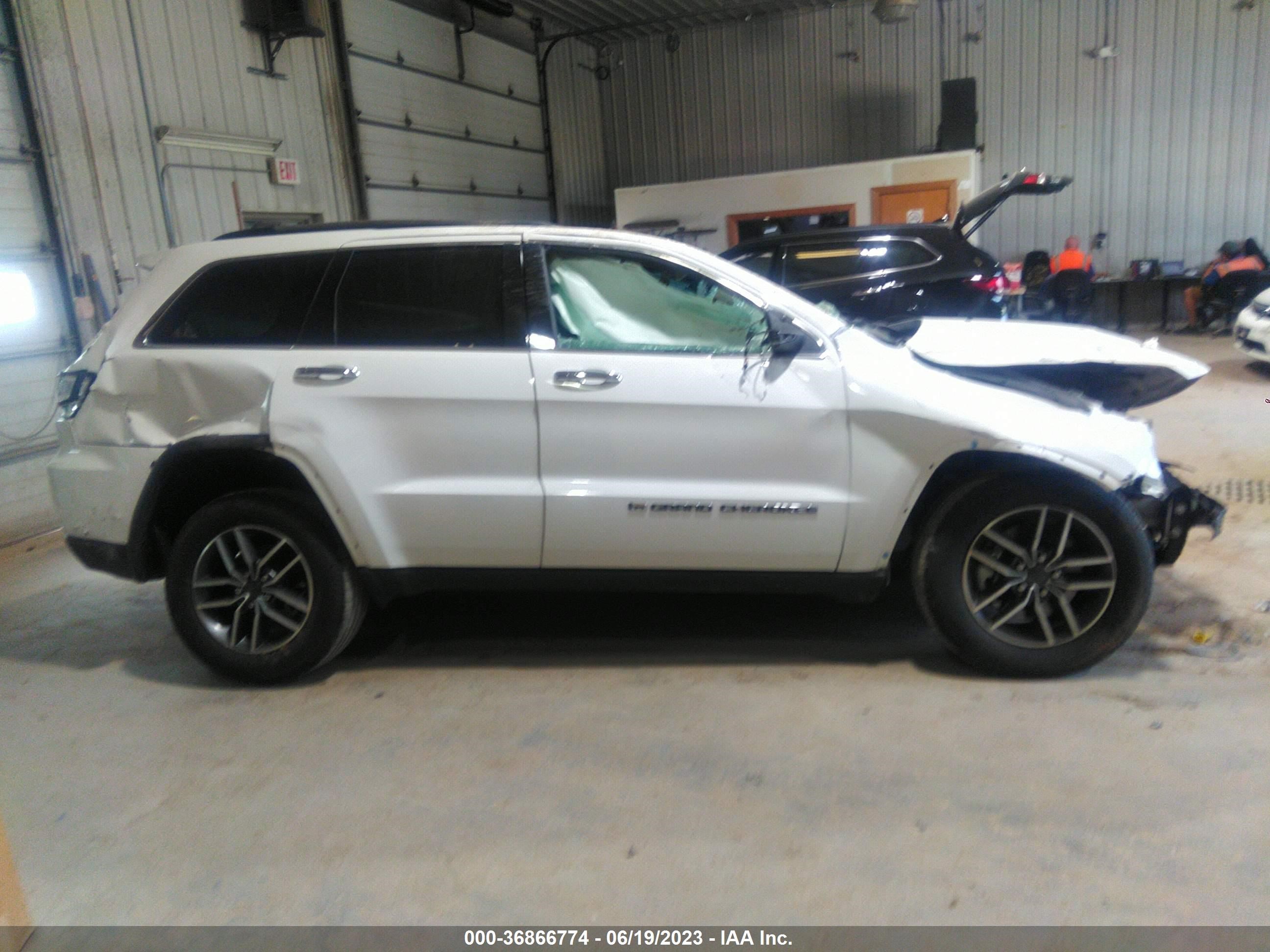 Photo 12 VIN: 1C4RJFBG9NC123755 - JEEP GRAND CHEROKEE 