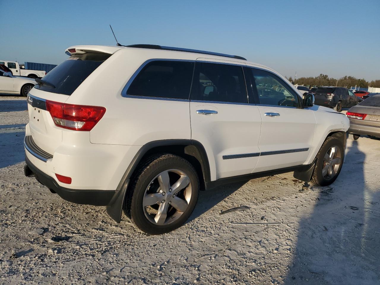 Photo 2 VIN: 1C4RJFCG7DC589794 - JEEP GRAND CHEROKEE 