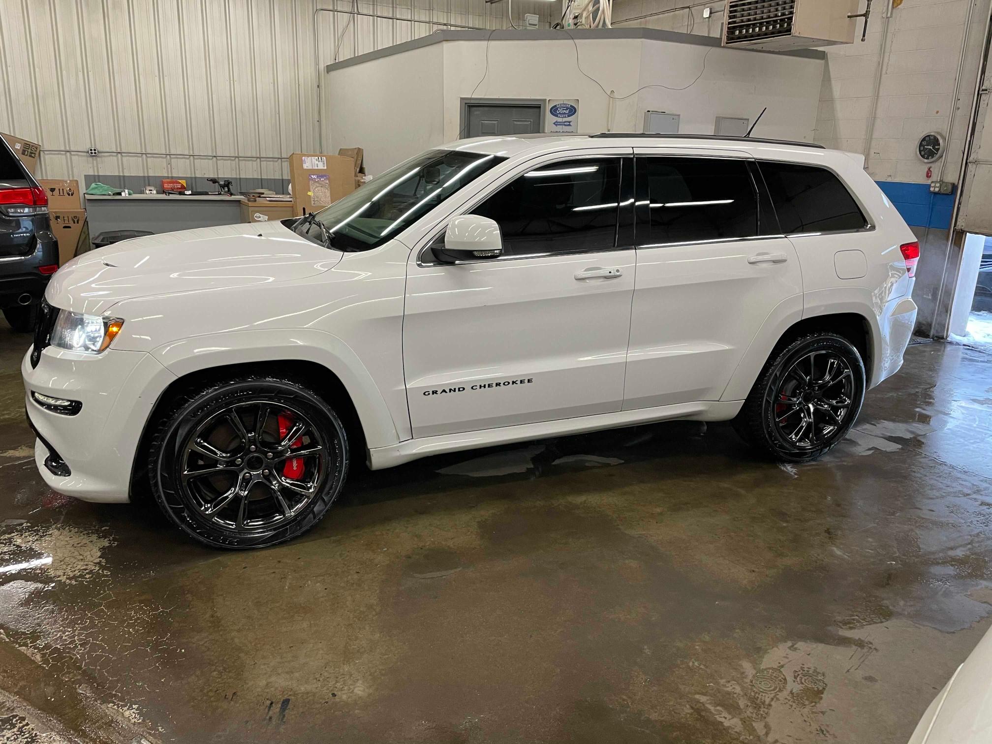 Photo 1 VIN: 1C4RJFDJ4DC594638 - JEEP GRAND CHEROKEE 