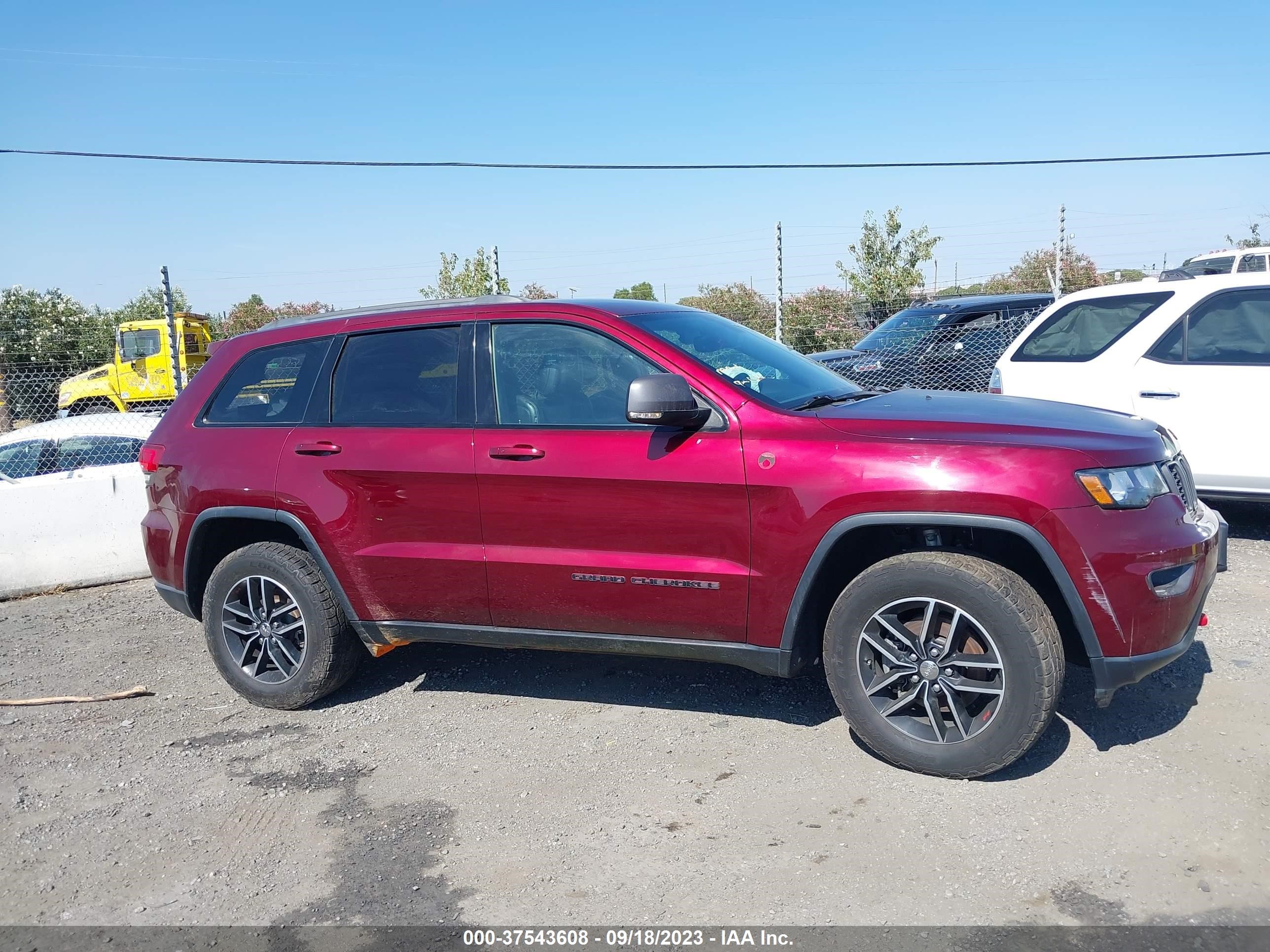 Photo 12 VIN: 1C4RJFLG5JC212215 - JEEP GRAND CHEROKEE 