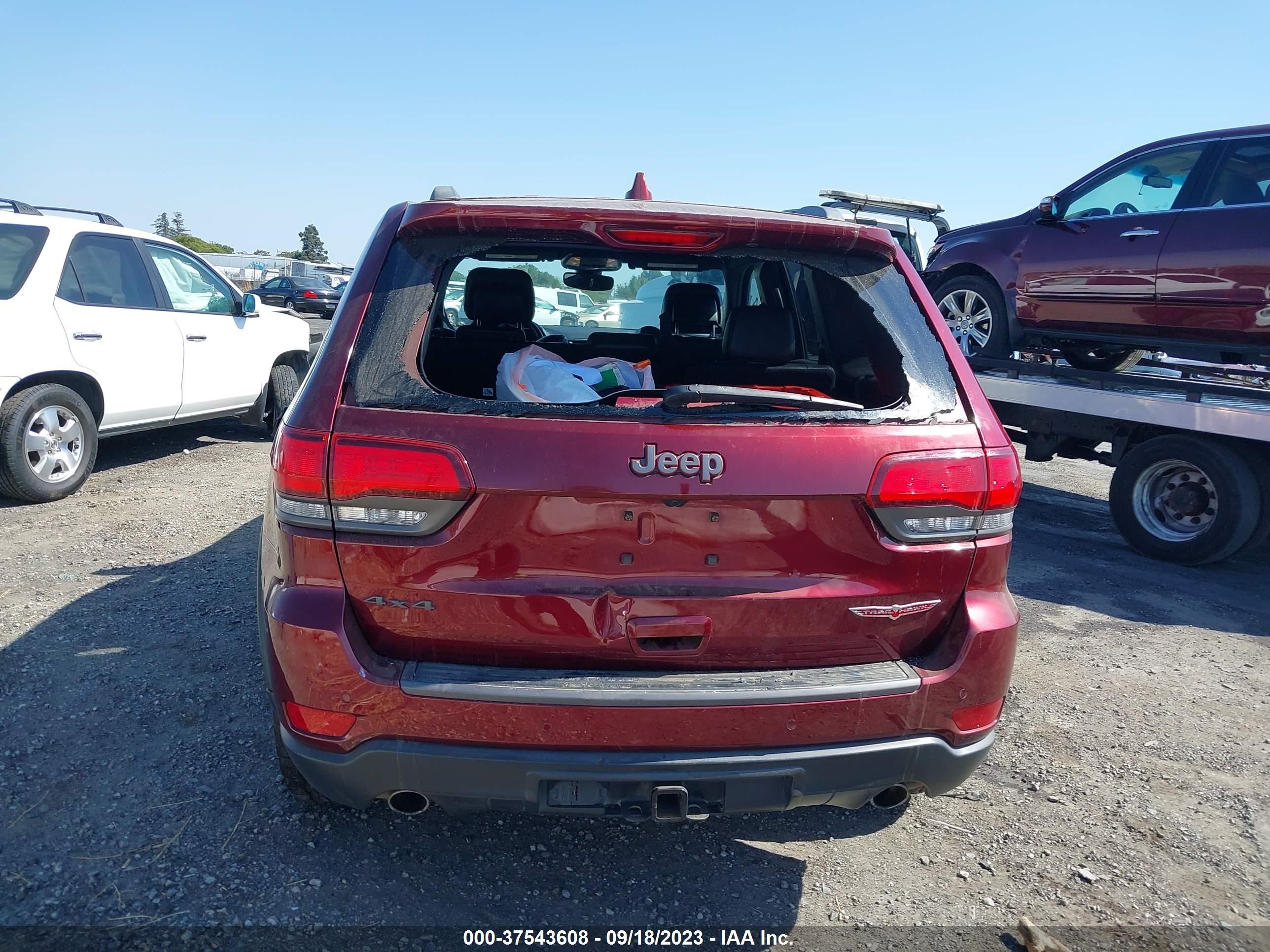 Photo 15 VIN: 1C4RJFLG5JC212215 - JEEP GRAND CHEROKEE 