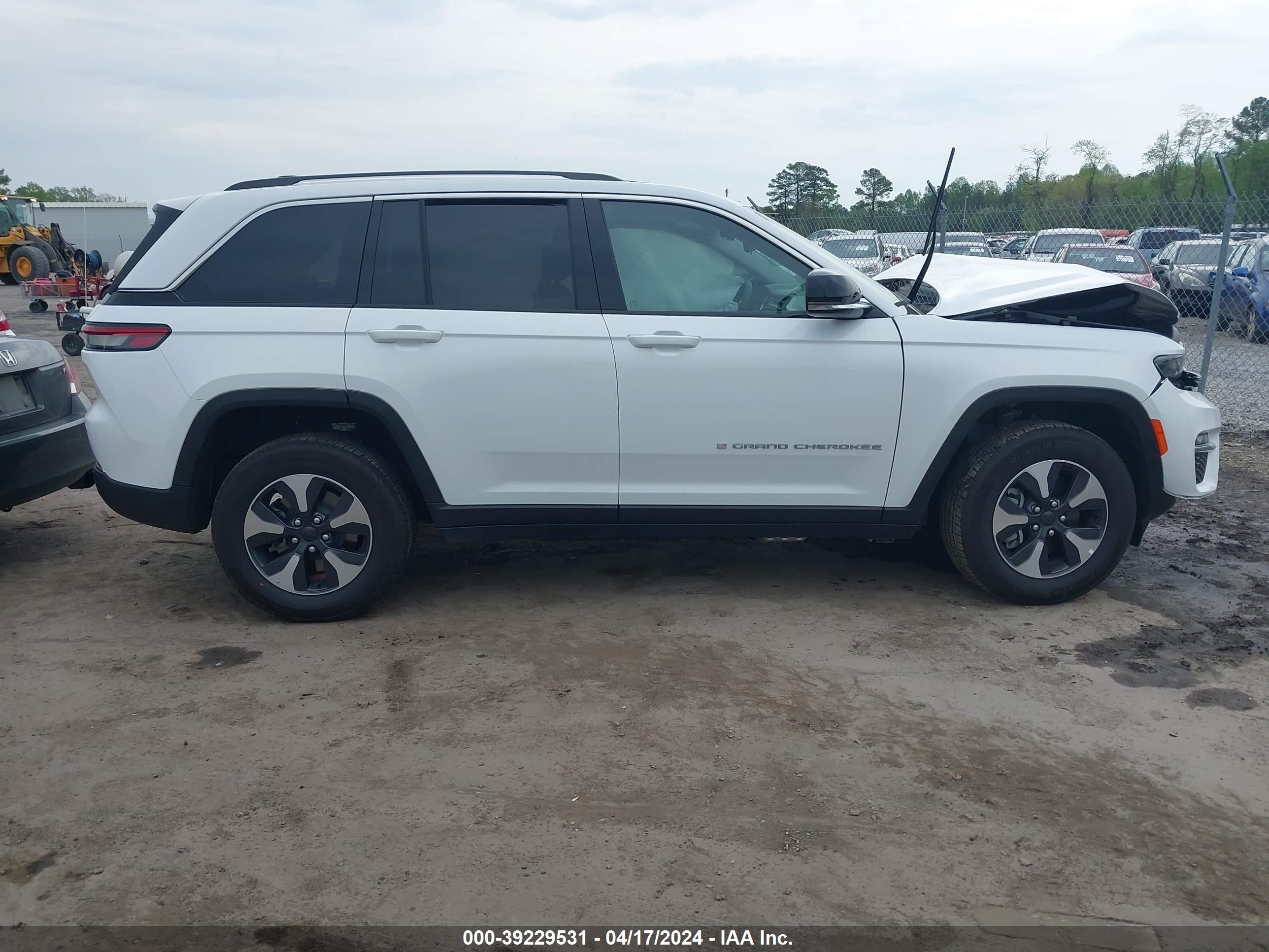 Photo 12 VIN: 1C4RJYB60R8958218 - JEEP GRAND CHEROKEE 