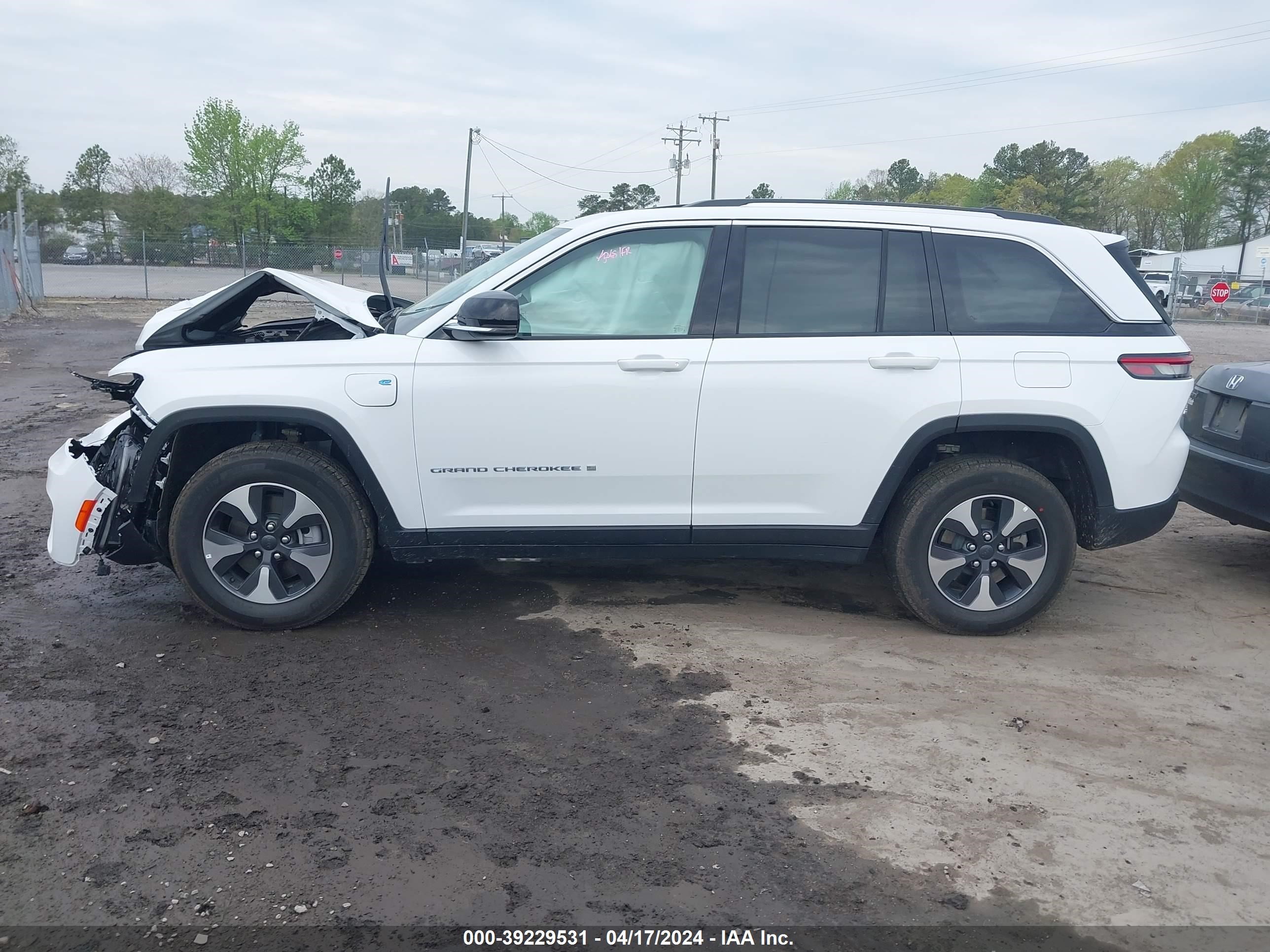 Photo 13 VIN: 1C4RJYB60R8958218 - JEEP GRAND CHEROKEE 