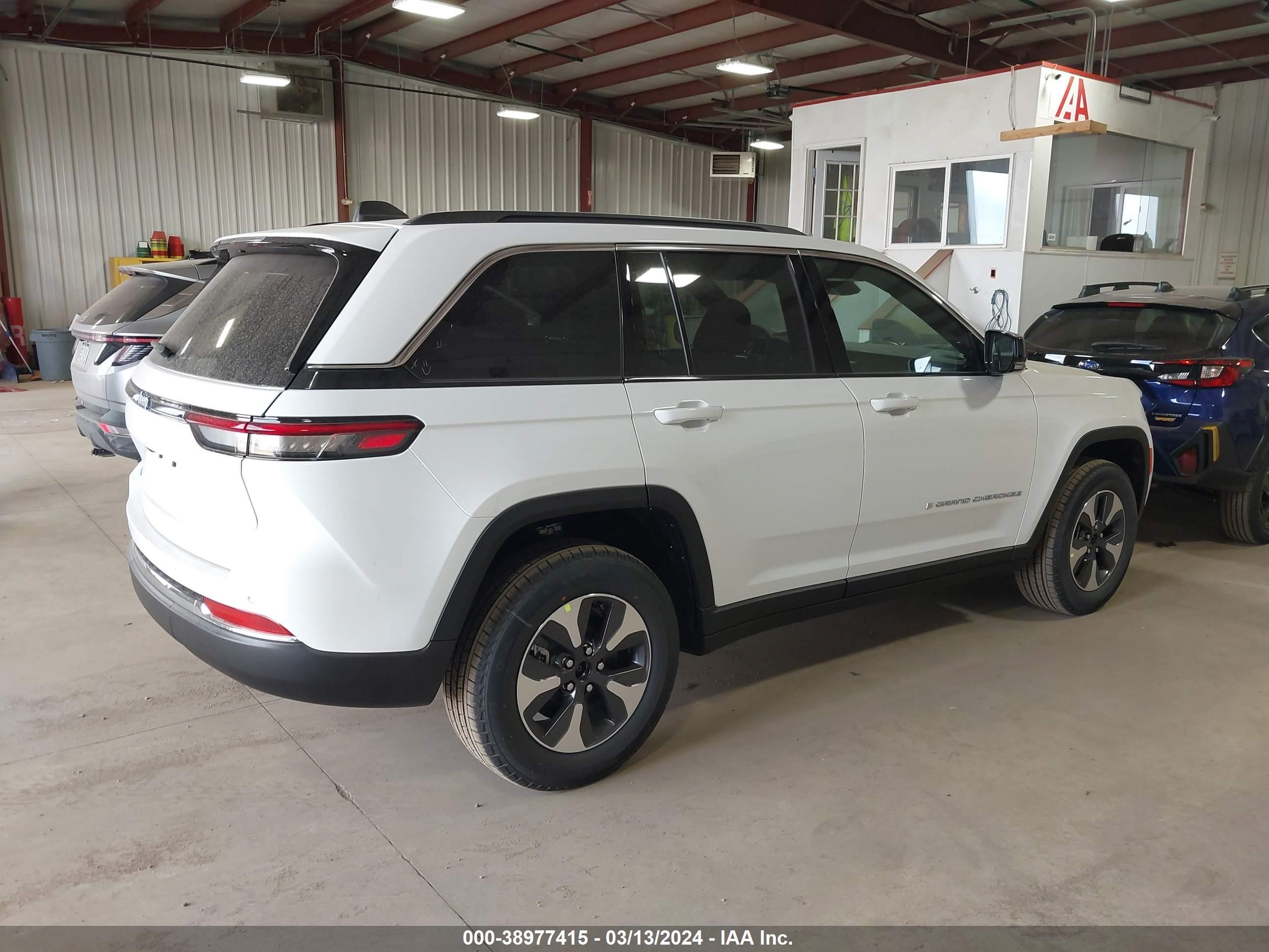 Photo 3 VIN: 1C4RJYB60RC148858 - JEEP GRAND CHEROKEE 