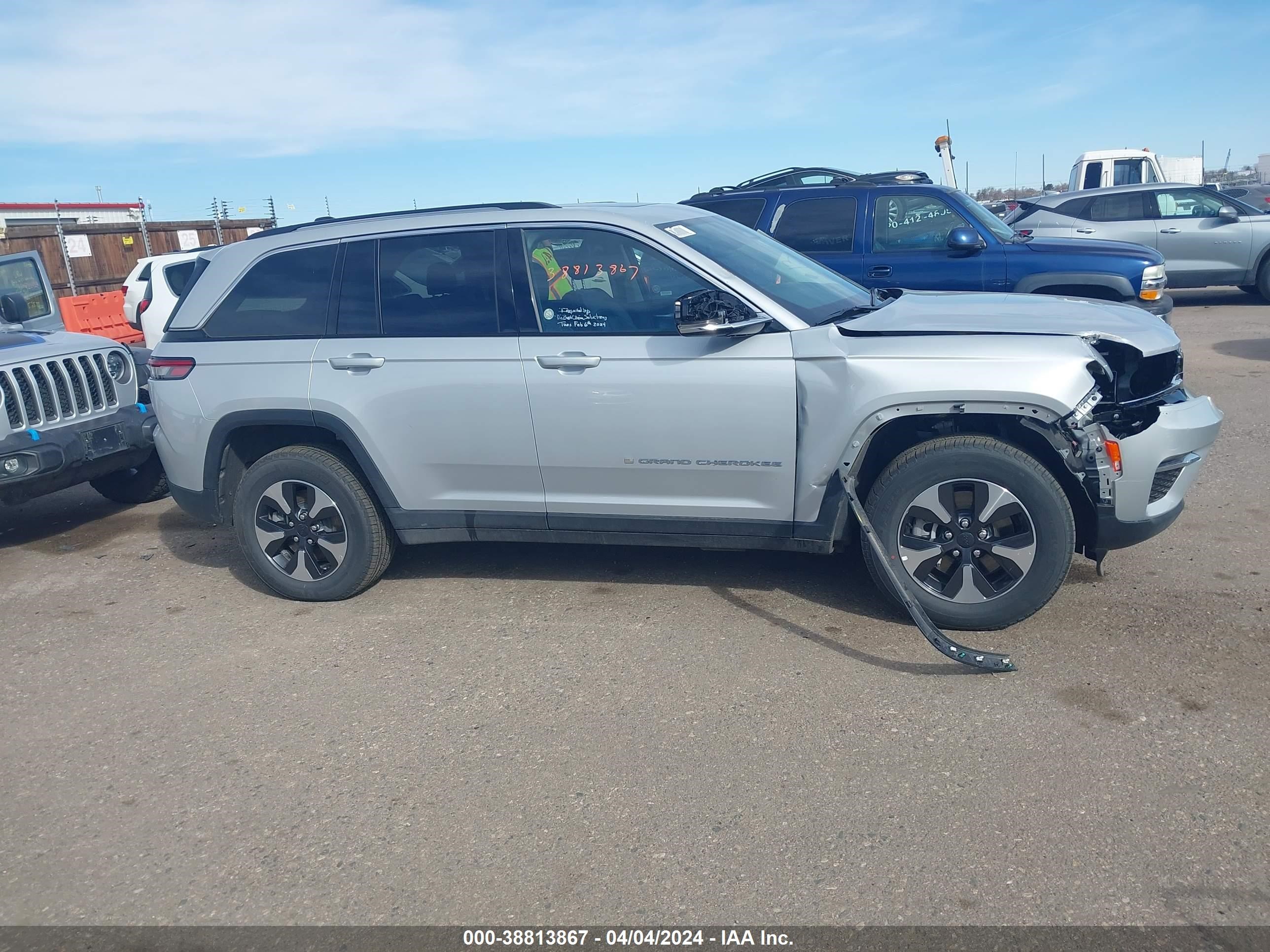 Photo 12 VIN: 1C4RJYB62PC633483 - JEEP GRAND CHEROKEE 