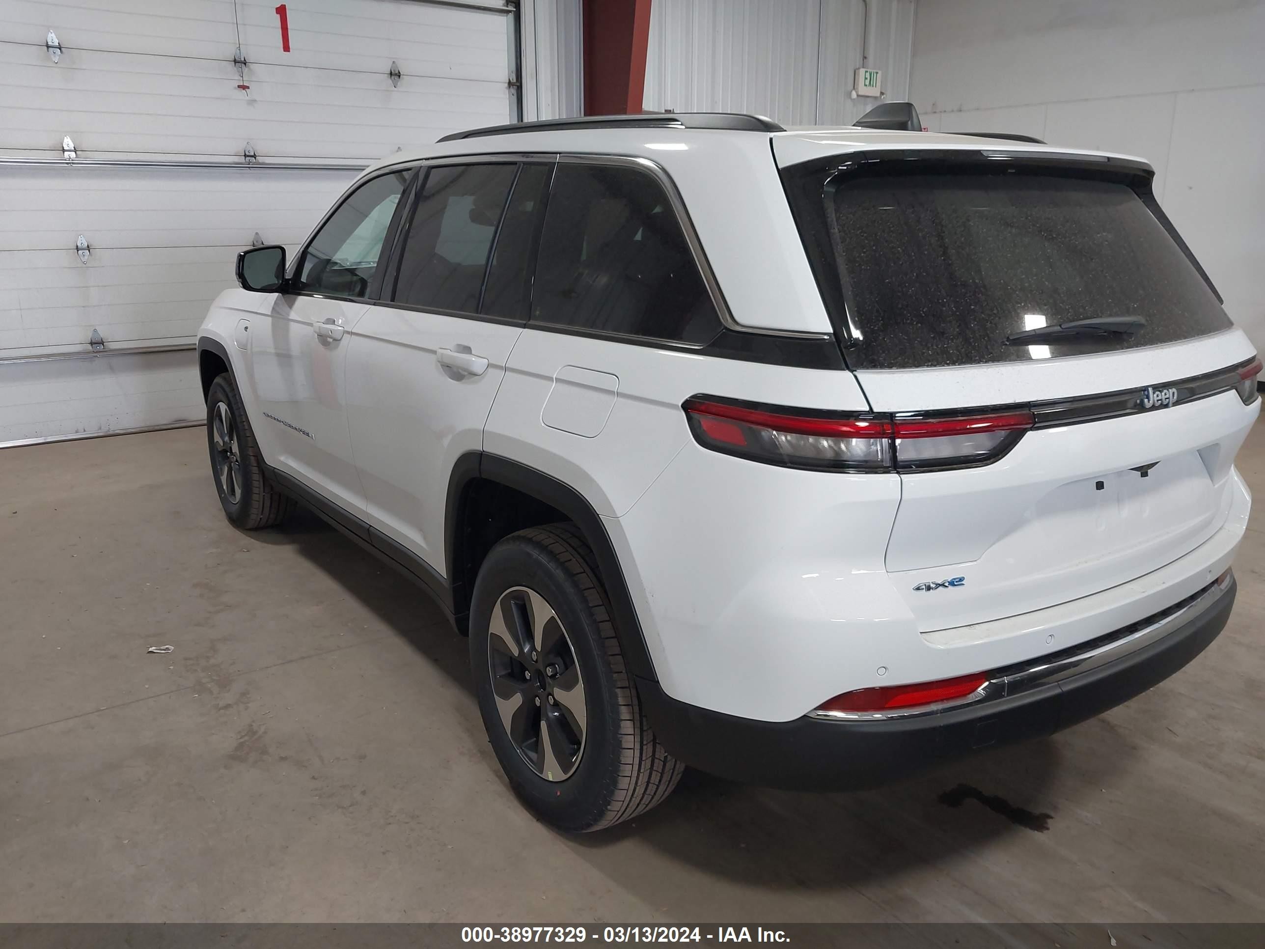 Photo 2 VIN: 1C4RJYB63RC148868 - JEEP GRAND CHEROKEE 