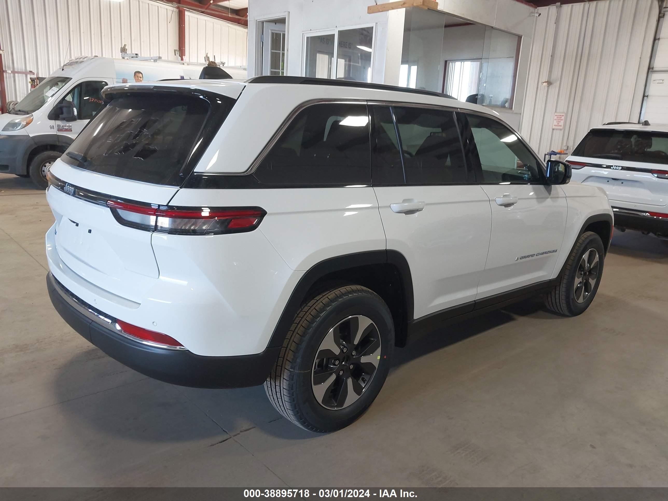 Photo 3 VIN: 1C4RJYB64RC148863 - JEEP GRAND CHEROKEE 