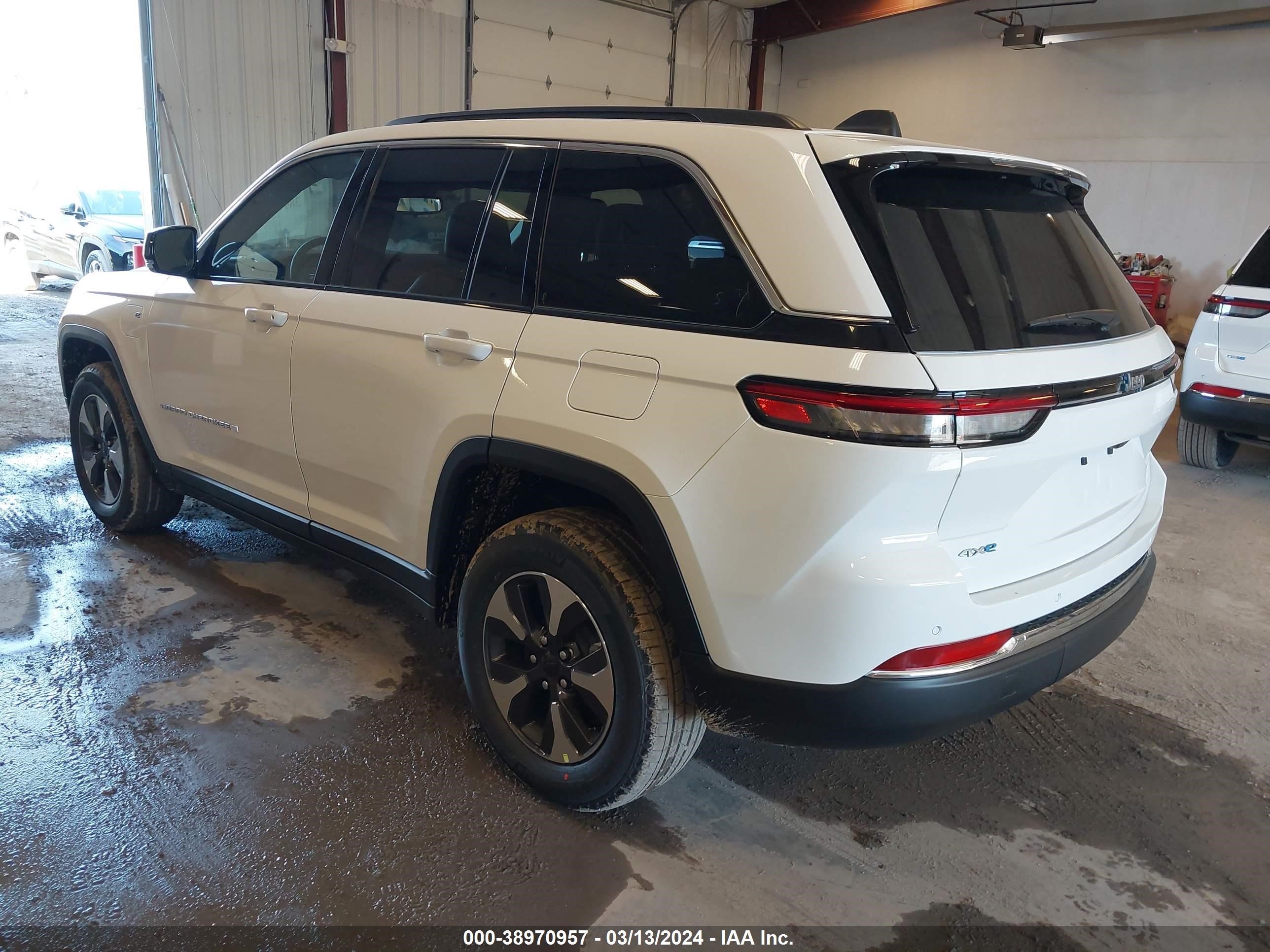 Photo 2 VIN: 1C4RJYB64RC181264 - JEEP GRAND CHEROKEE 