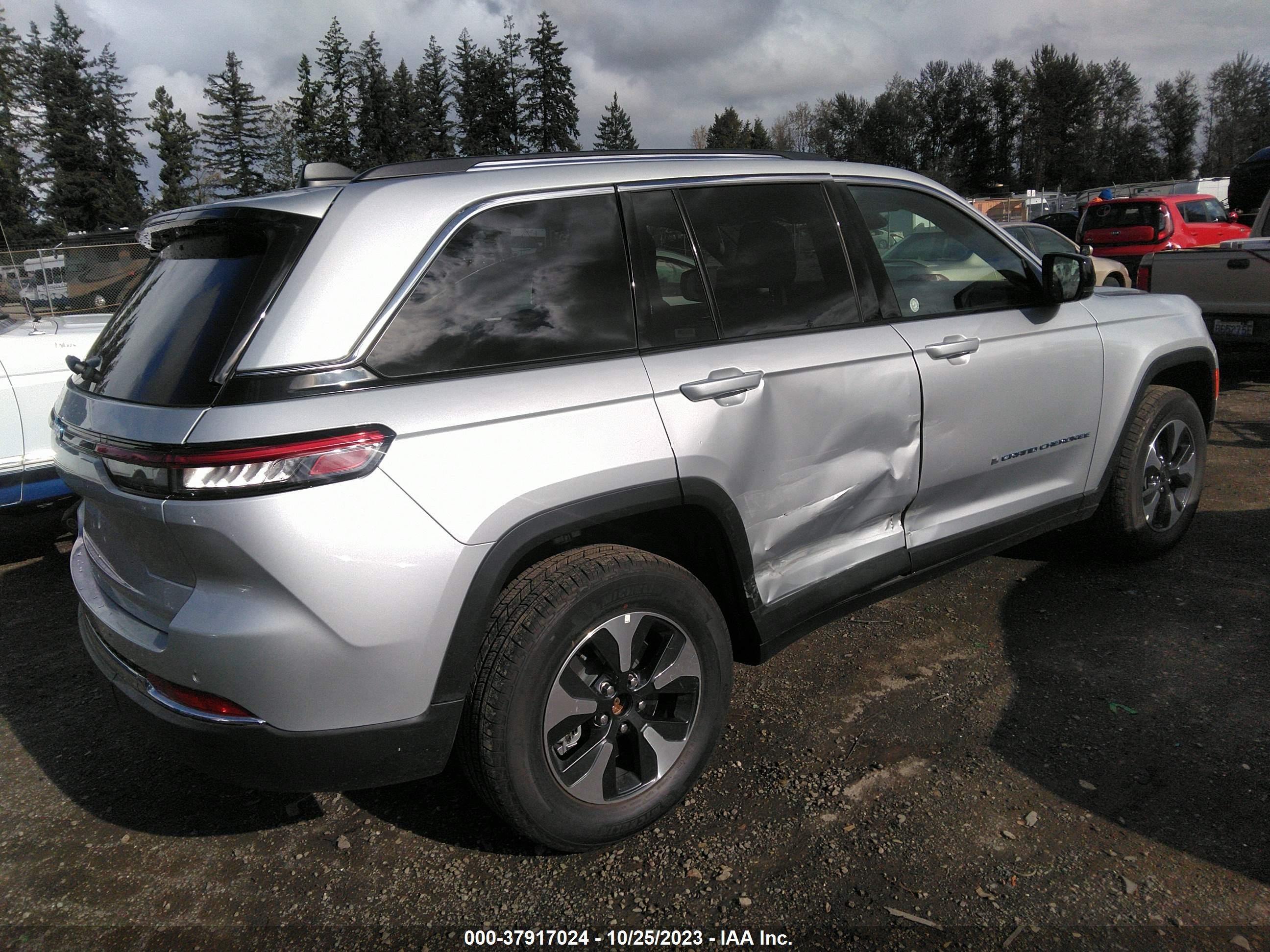 Photo 3 VIN: 1C4RJYB65PC623885 - JEEP GRAND CHEROKEE 