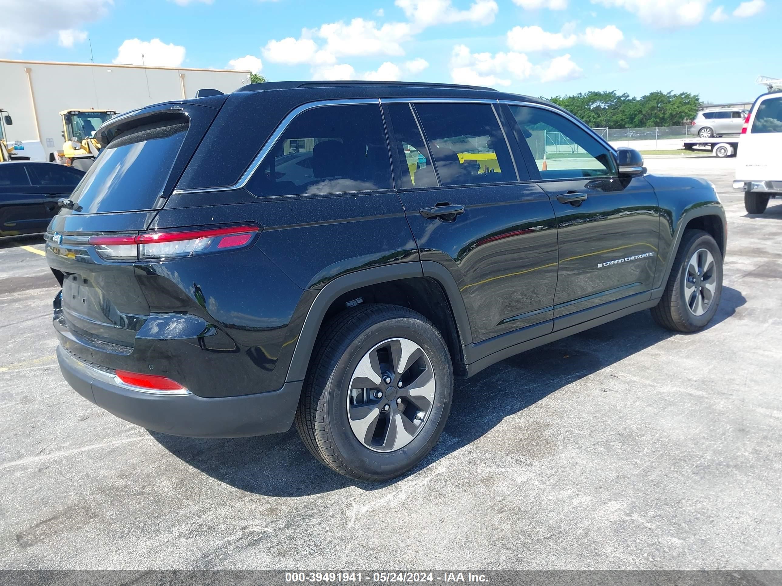 Photo 3 VIN: 1C4RJYB66RC121034 - JEEP GRAND CHEROKEE 