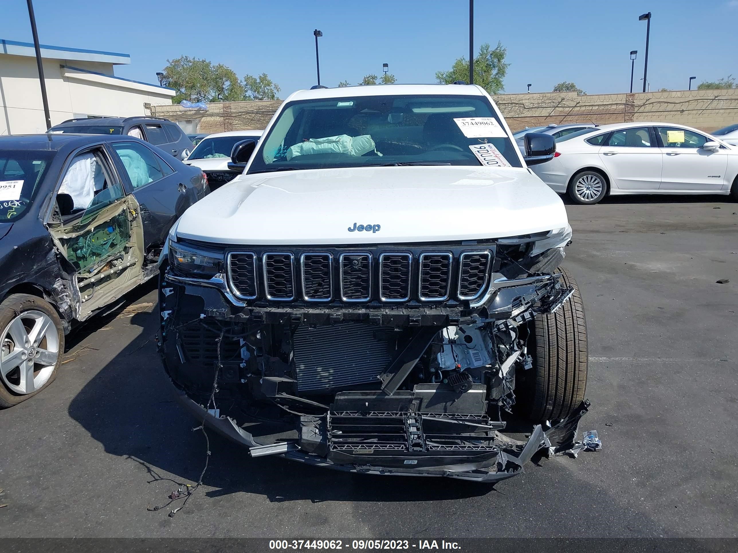 Photo 12 VIN: 1C4RJYB67N8716973 - JEEP GRAND CHEROKEE 