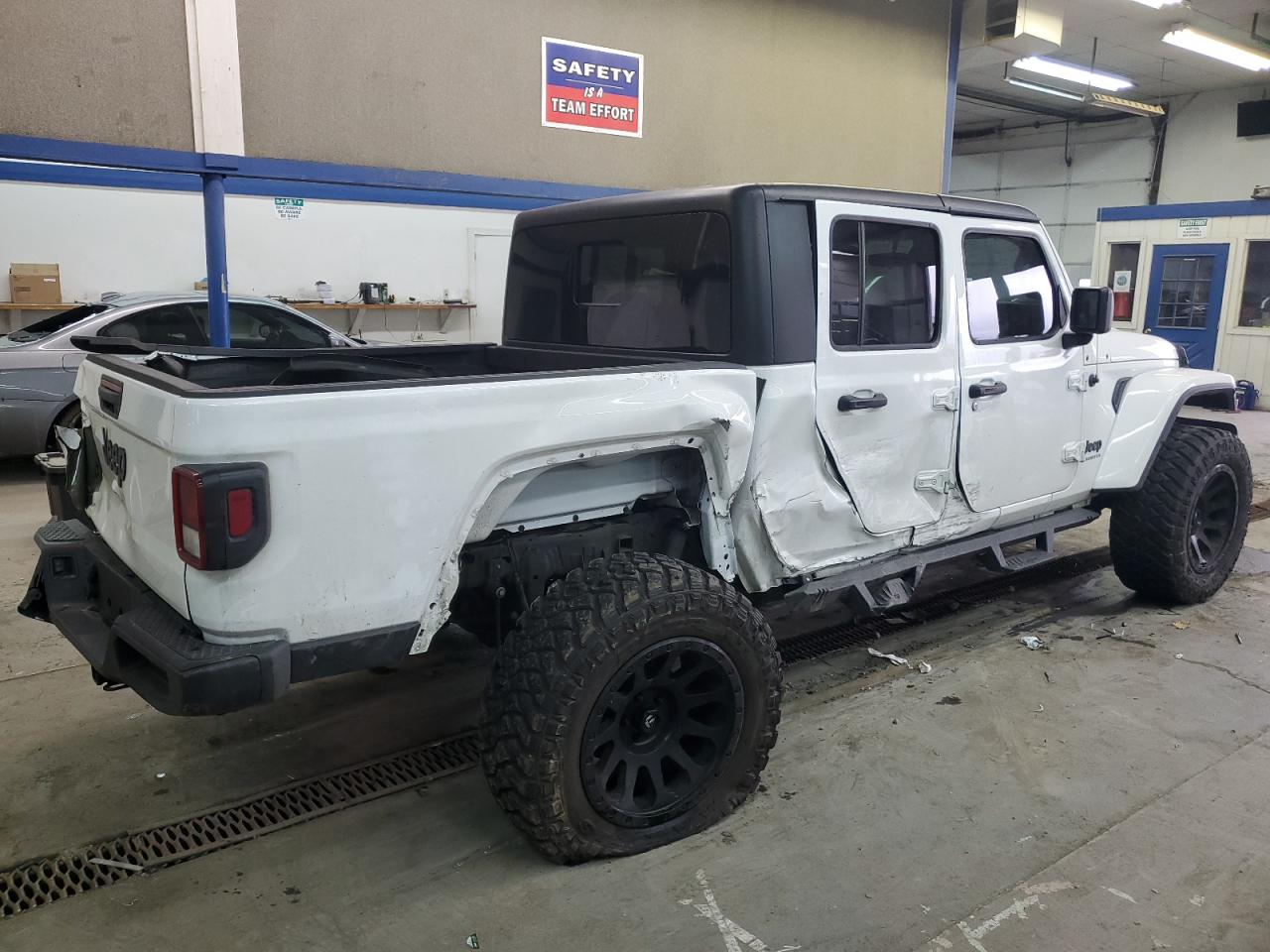 Photo 2 VIN: 1C6JJTAG0NL115497 - JEEP GLADIATOR 