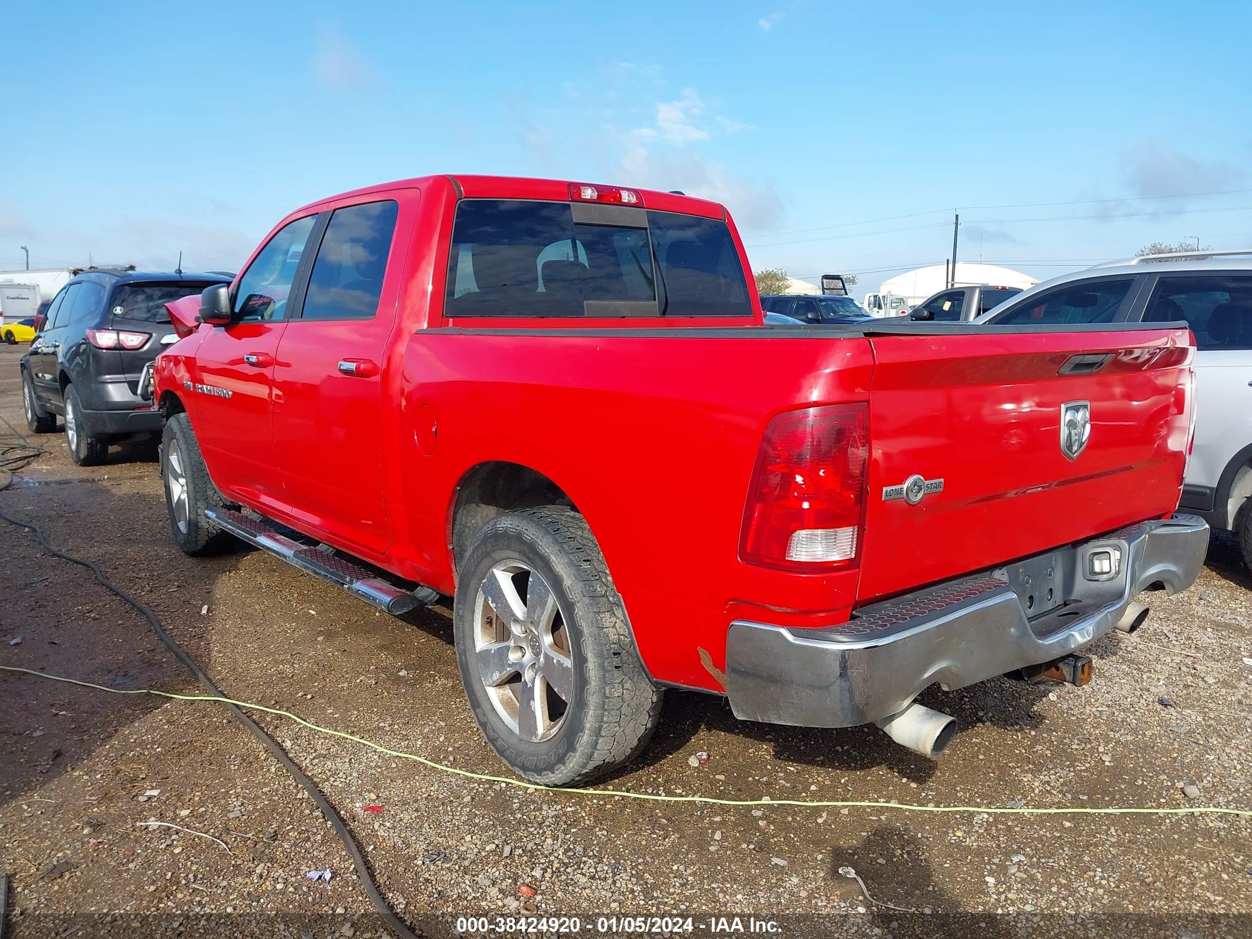 Photo 2 VIN: 1C6RD6LT1CS145701 - RAM 1500 