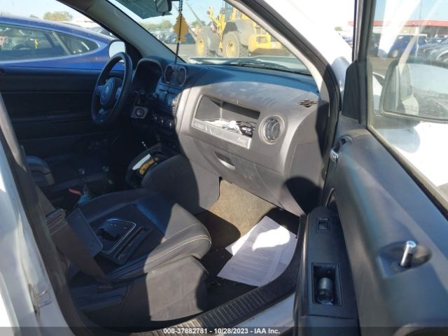 Photo 4 VIN: 1CANJCBAXFD437340 - JEEP COMPASS 