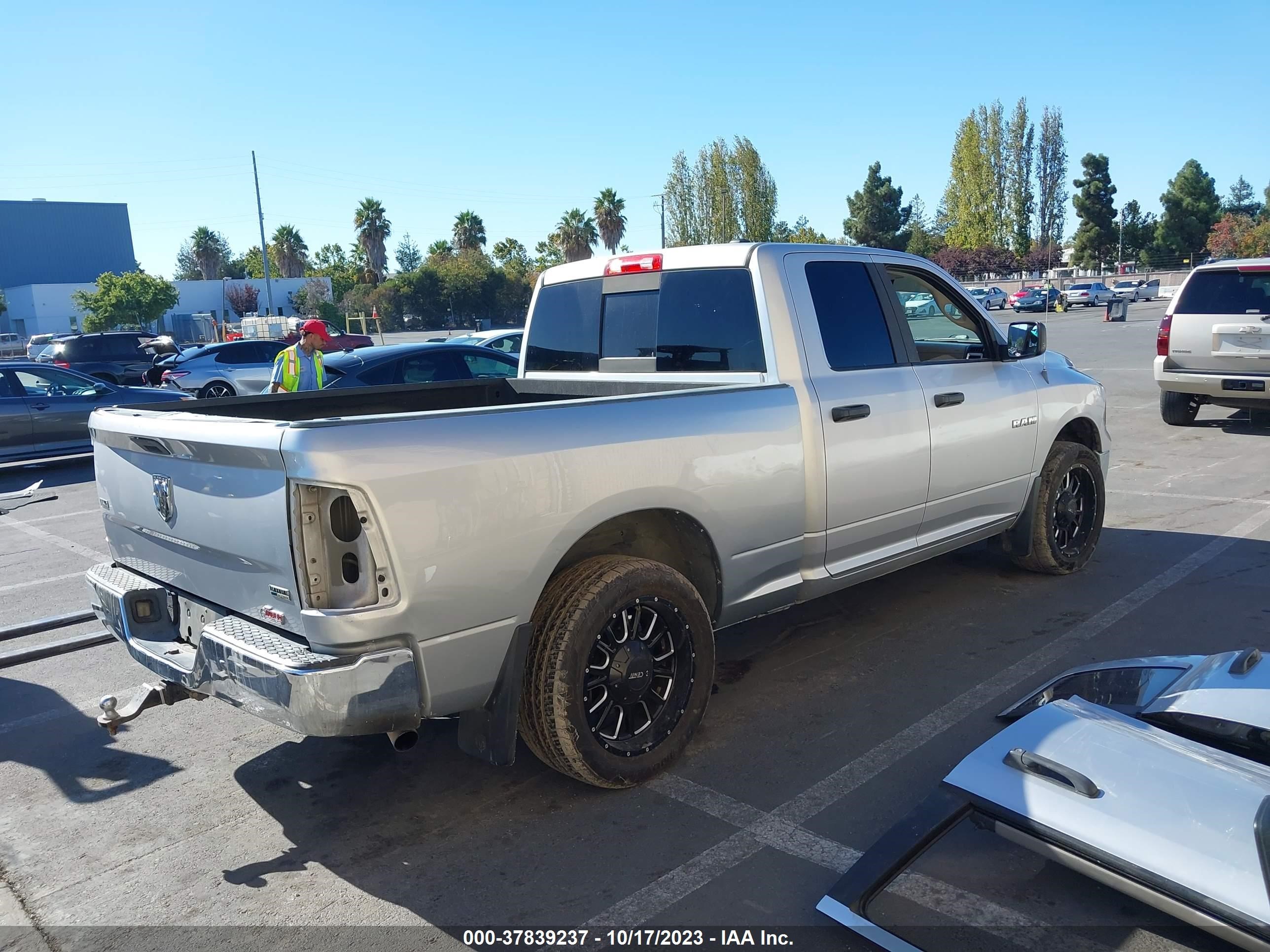 Photo 3 VIN: 1D3HB18P09S728477 - DODGE RAM 