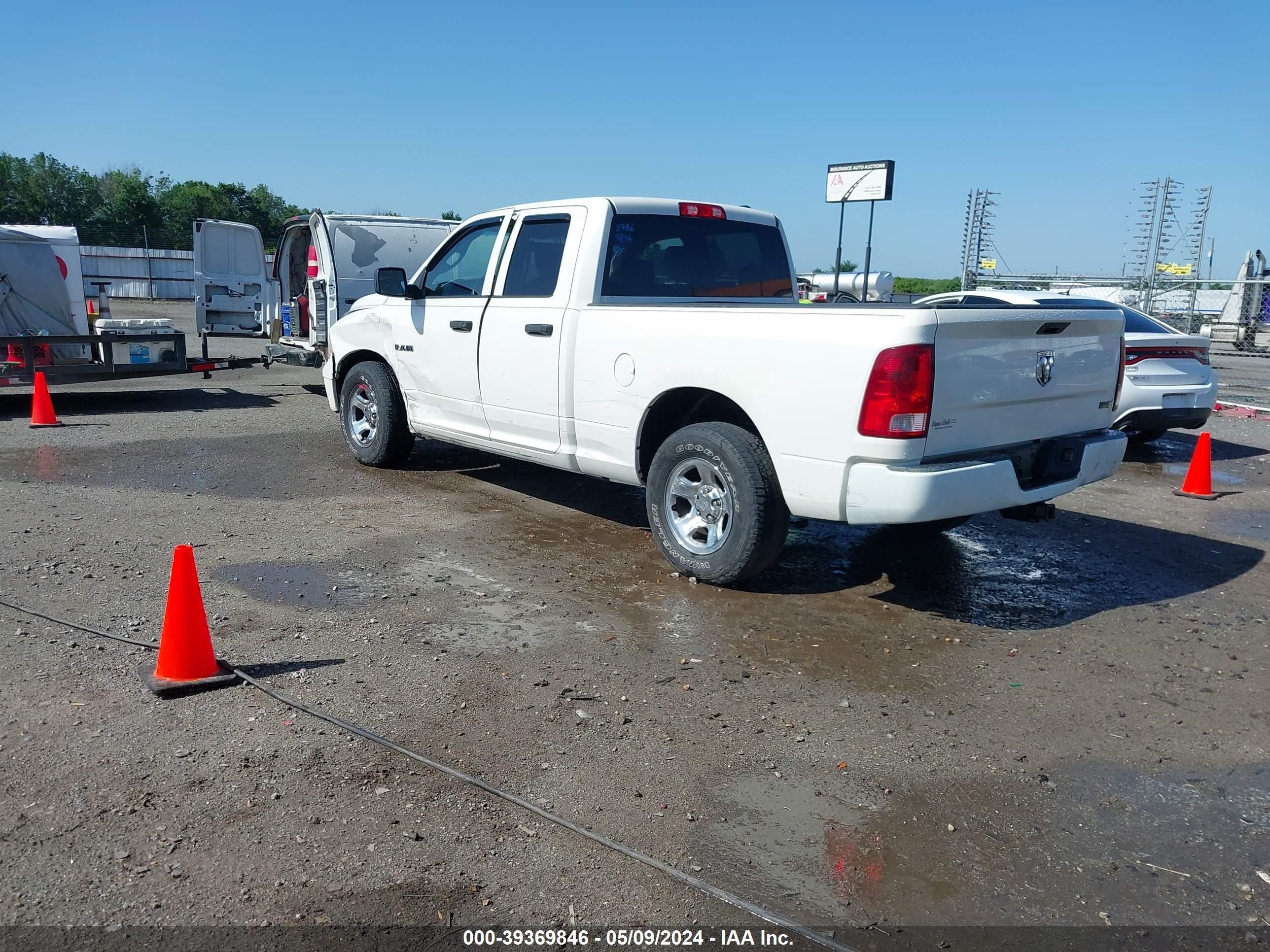 Photo 2 VIN: 1D3HB18P89S791827 - DODGE RAM 