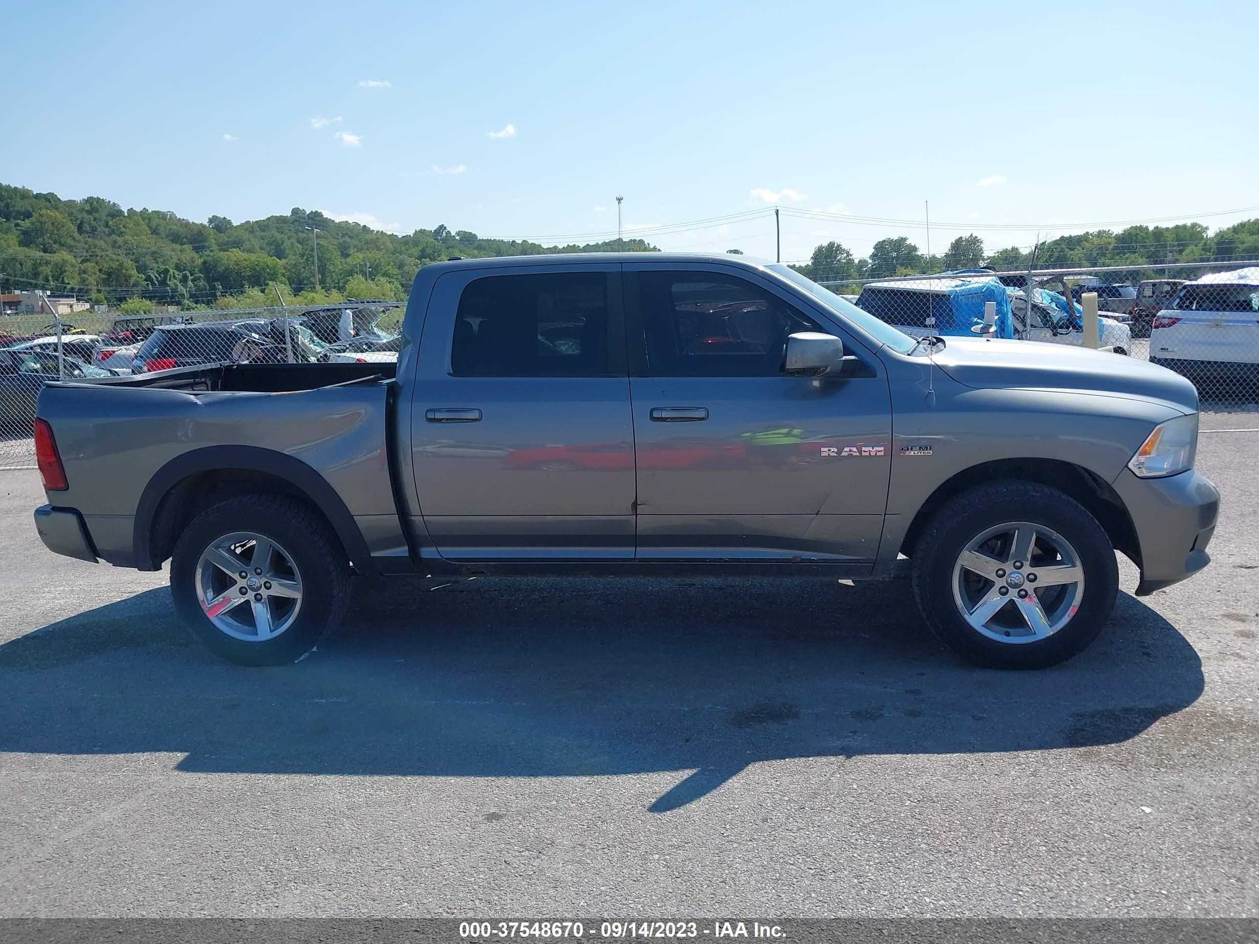 Photo 12 VIN: 1D3HV13T69S793992 - DODGE RAM 