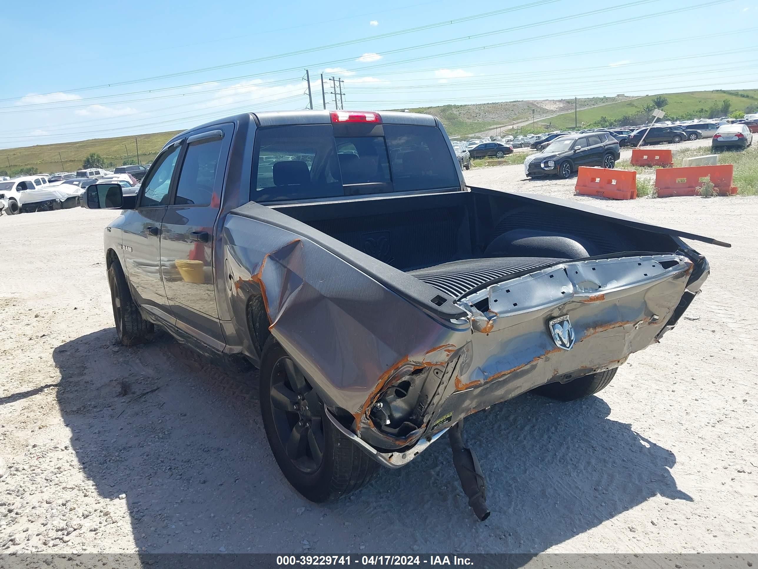 Photo 3 VIN: 1D3HV13TX9S701881 - DODGE RAM 