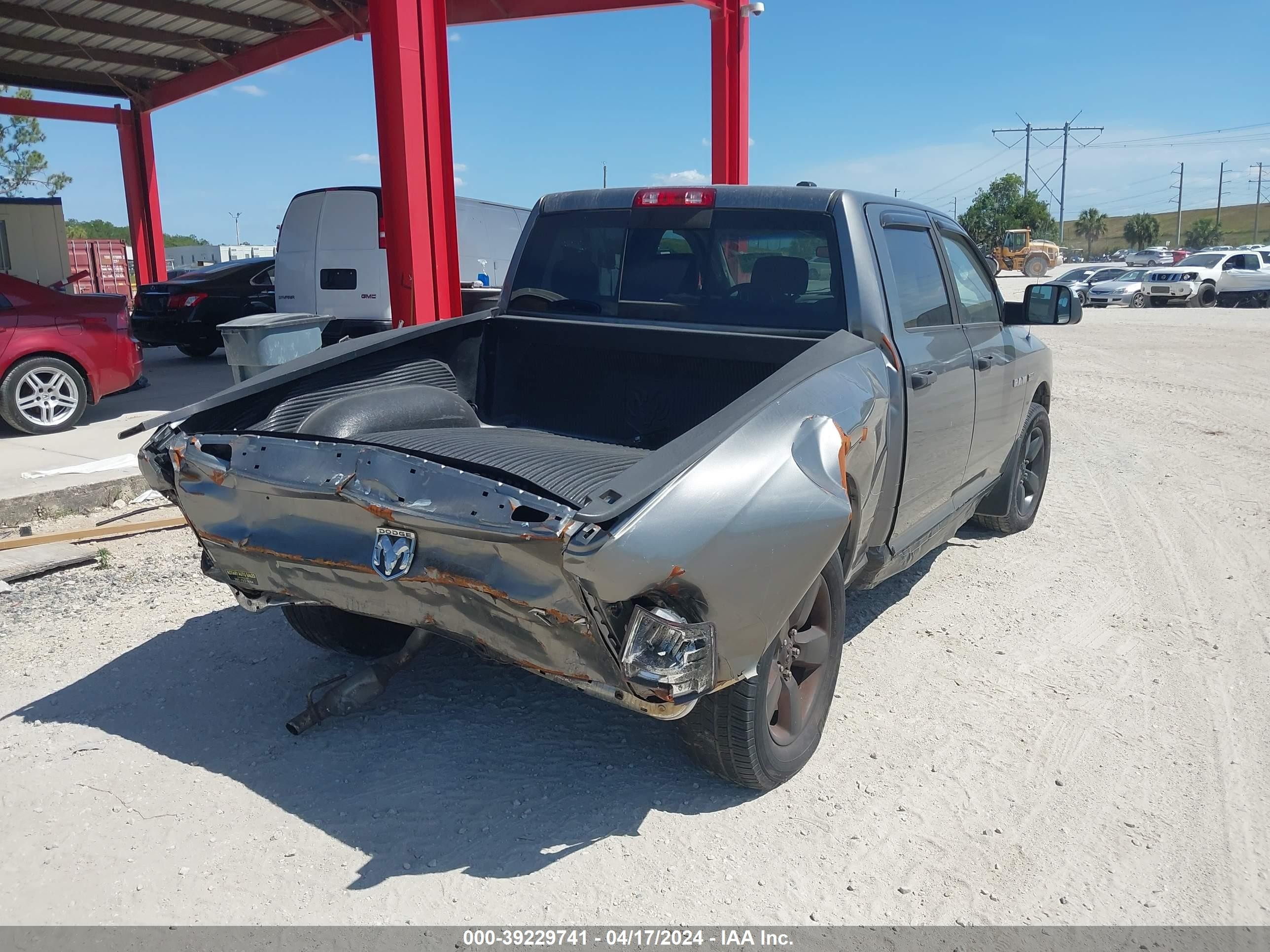 Photo 4 VIN: 1D3HV13TX9S701881 - DODGE RAM 