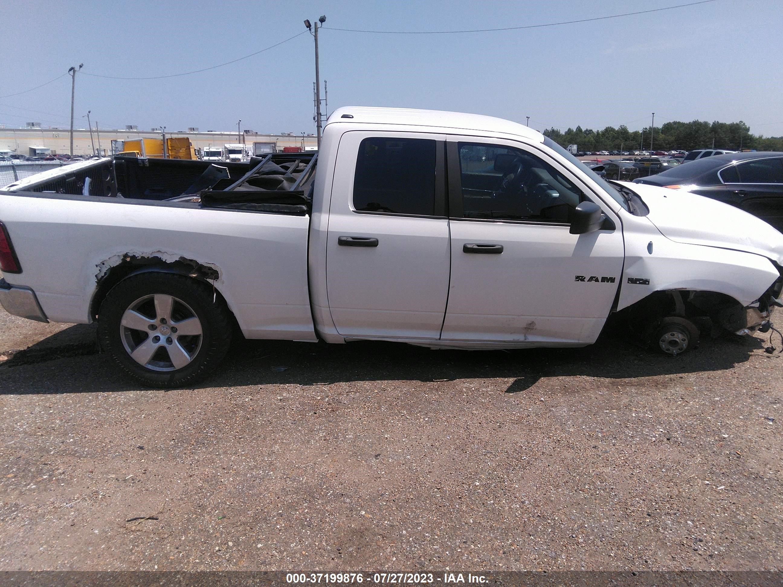 Photo 12 VIN: 1D3HV18T69S714331 - DODGE RAM 