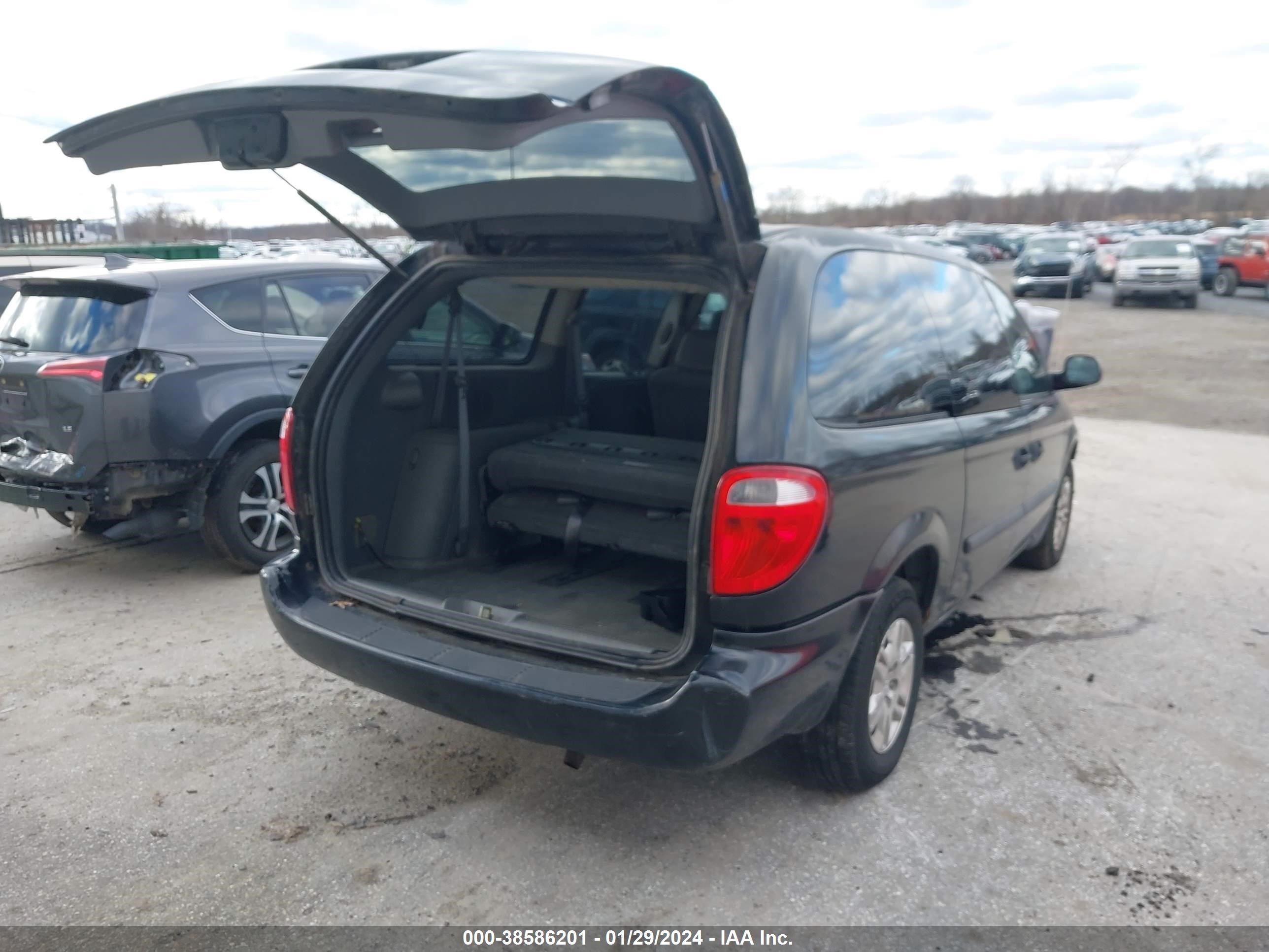 Photo 3 VIN: 1D4GP24R15B274255 - DODGE CARAVAN 