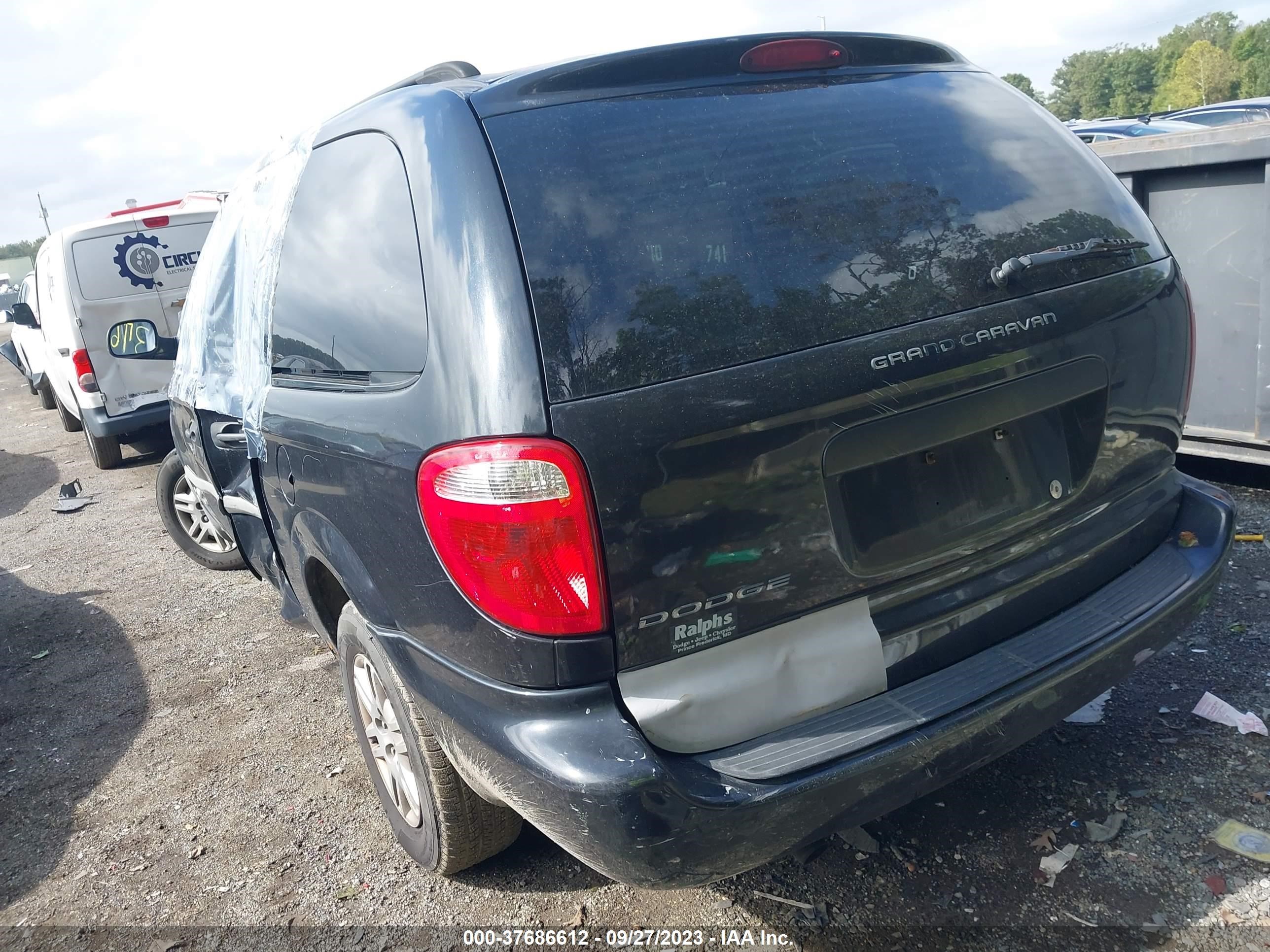 Photo 2 VIN: 1D4GP24R16B715870 - DODGE CARAVAN 